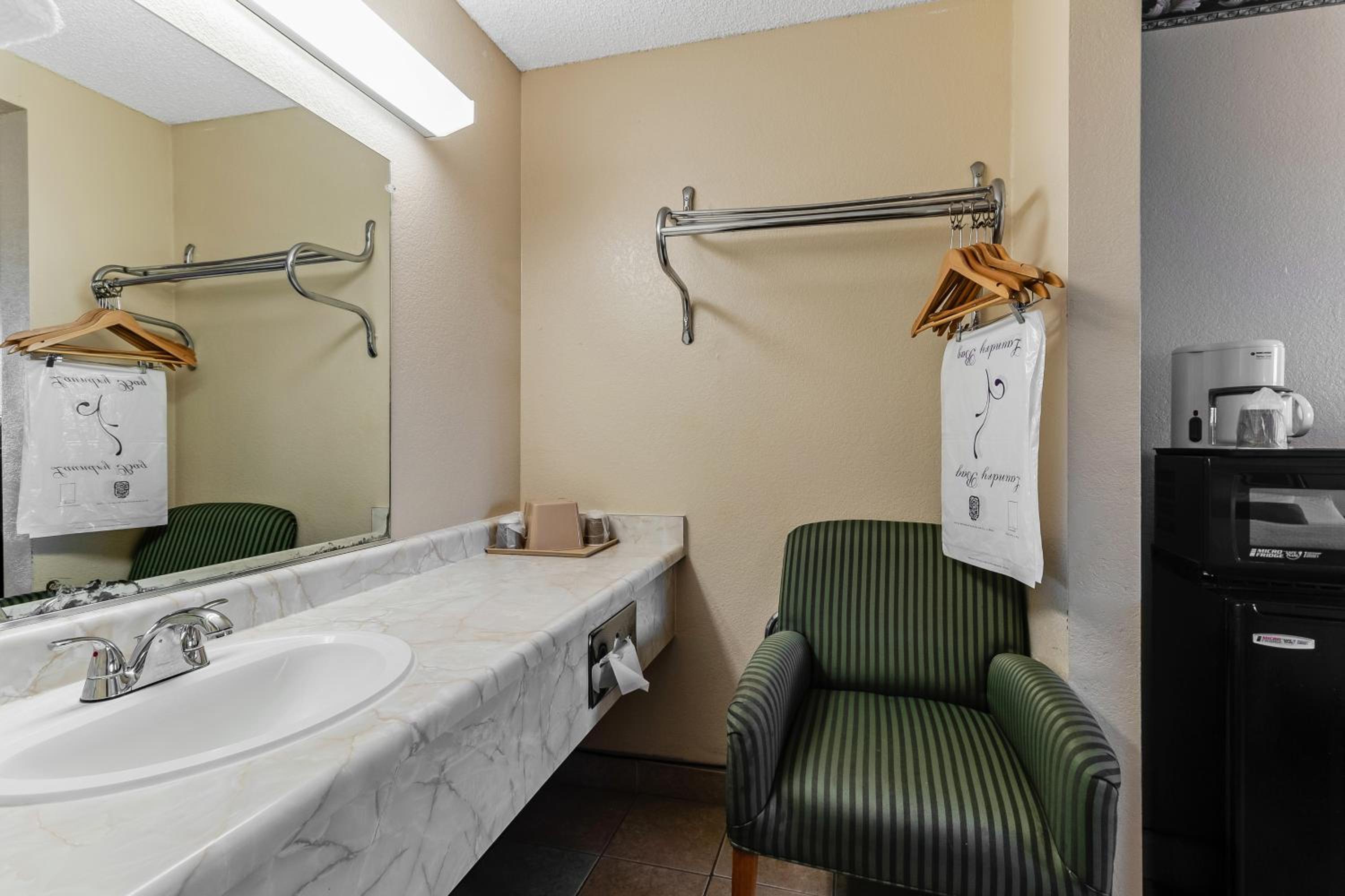 Double Room with Two Double Beds - Non-Smoking (4 Adults) - Photo 8