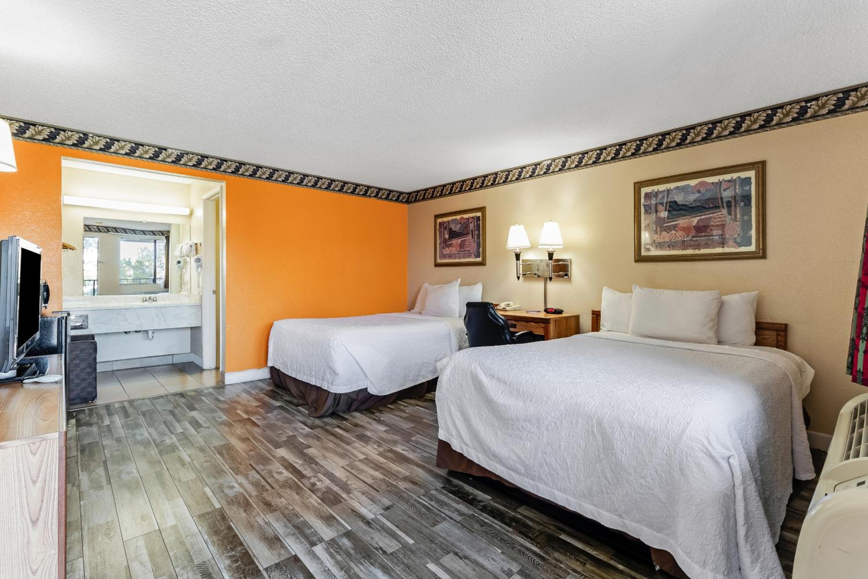 Double Room with Two Double Beds - Non-Smoking (4 Adults) - Photo 9