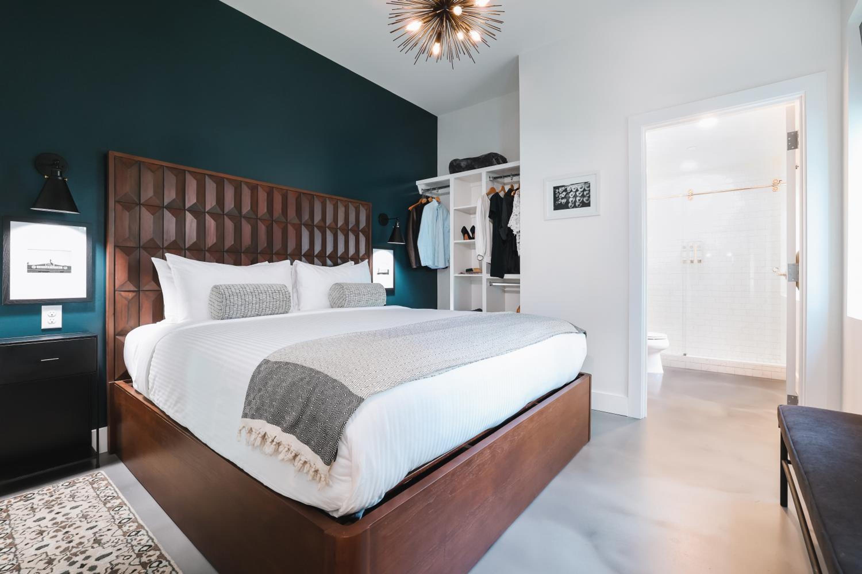 One-Bedroom Suite - Photo 4