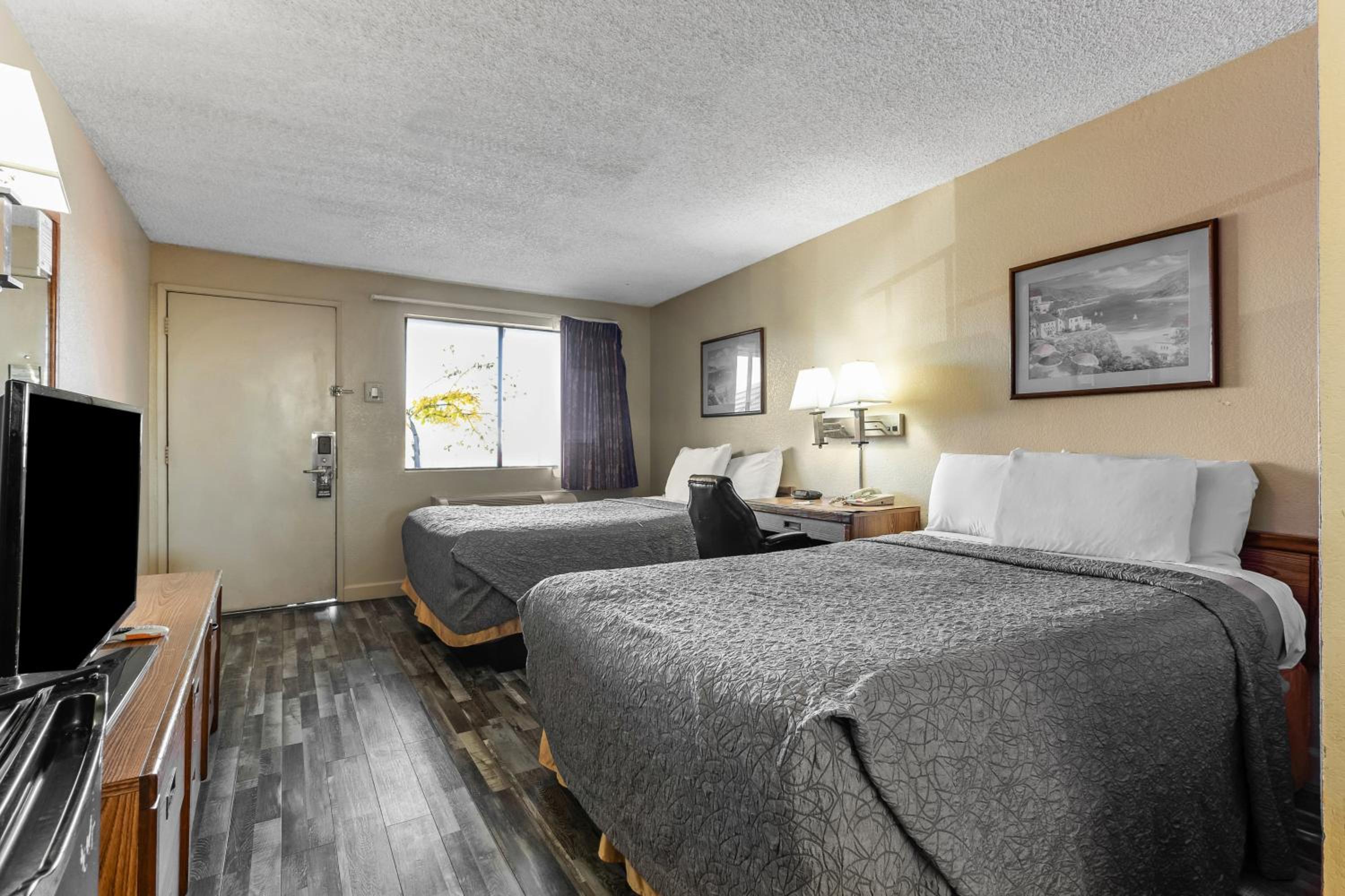 Double Room with Two Double Beds - Smoking (4 Adults) photo 1
