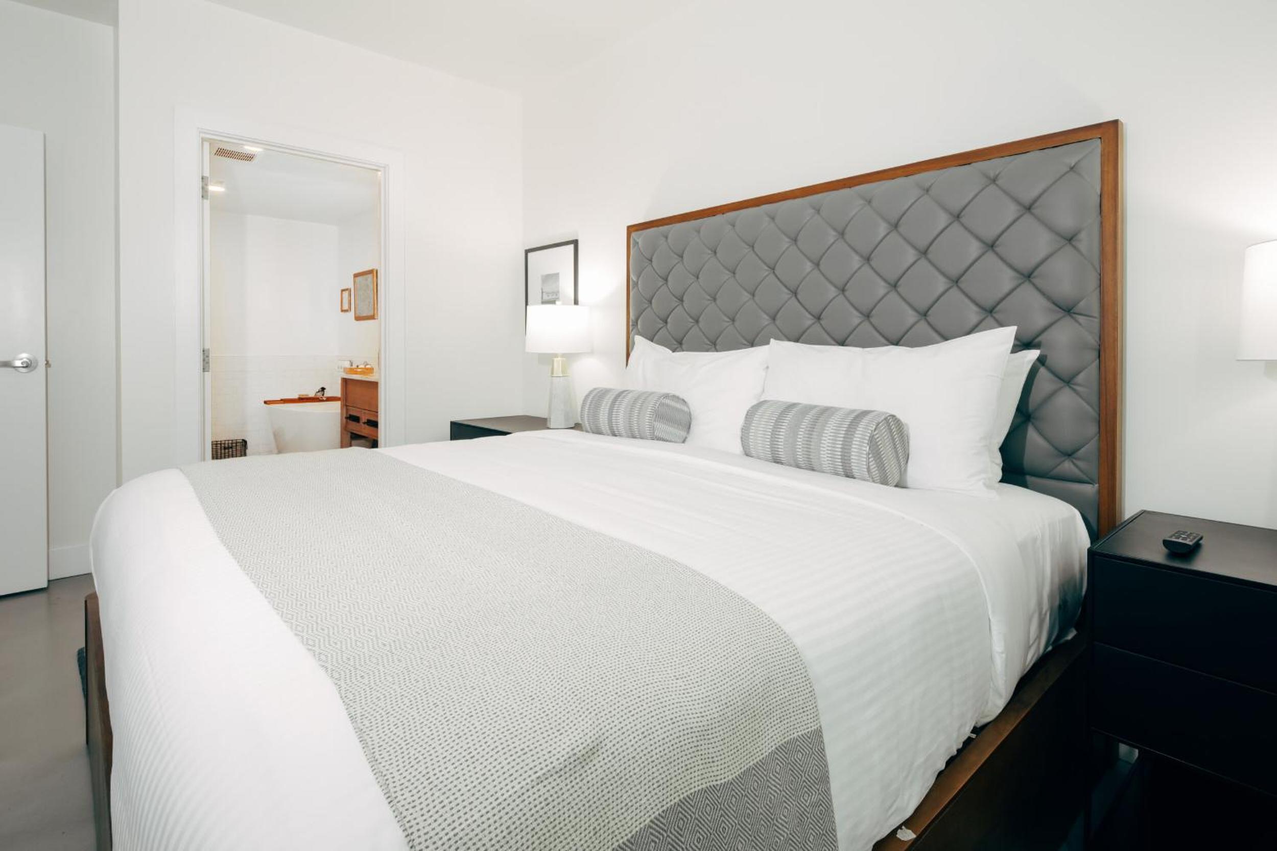 Suite with Balcony - Photo 2