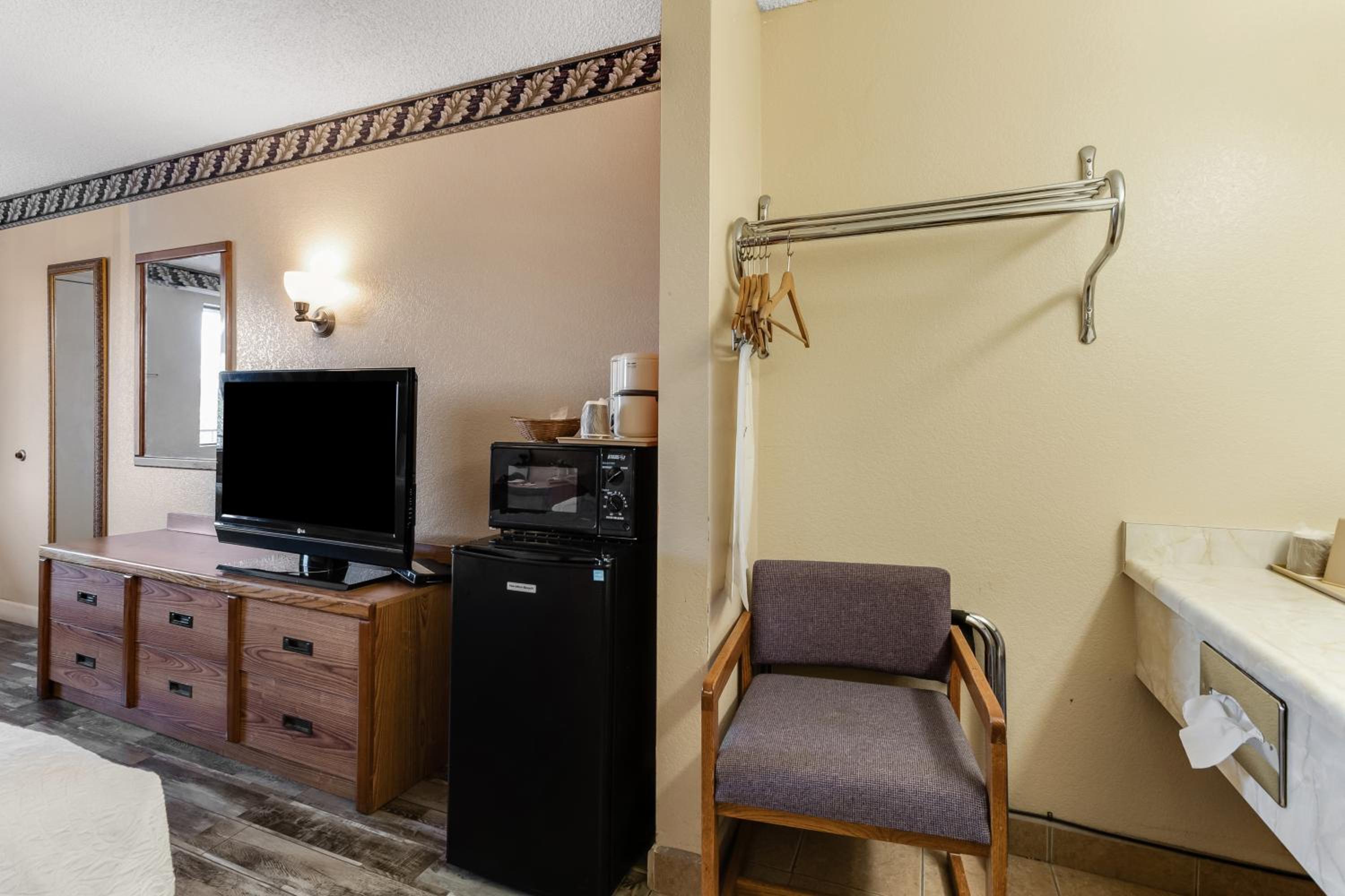 Double Room with Two Double Beds - Smoking (4 Adults) photo 3