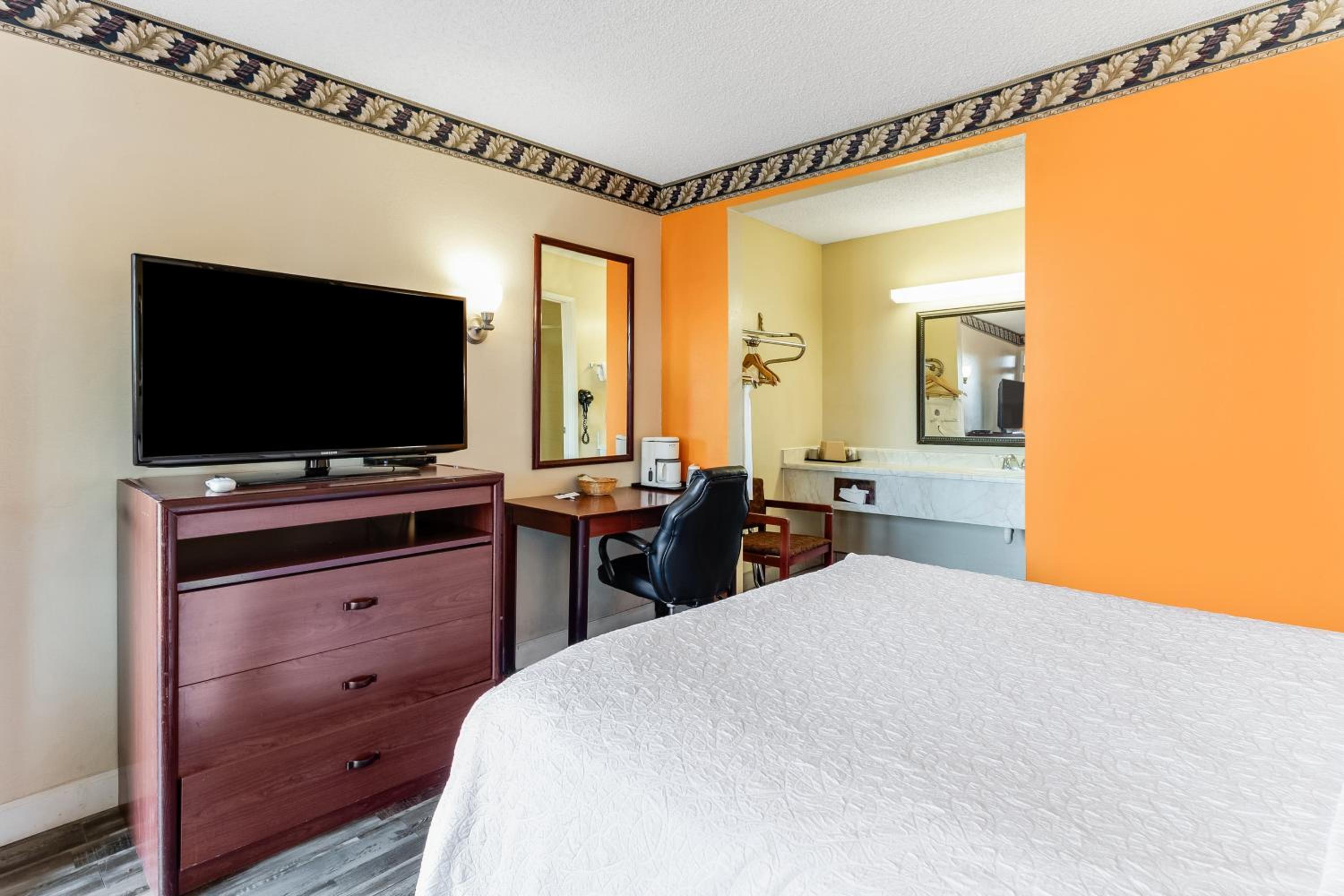 Queen Room - Non-Smoking (2 Adults) - Photo 4