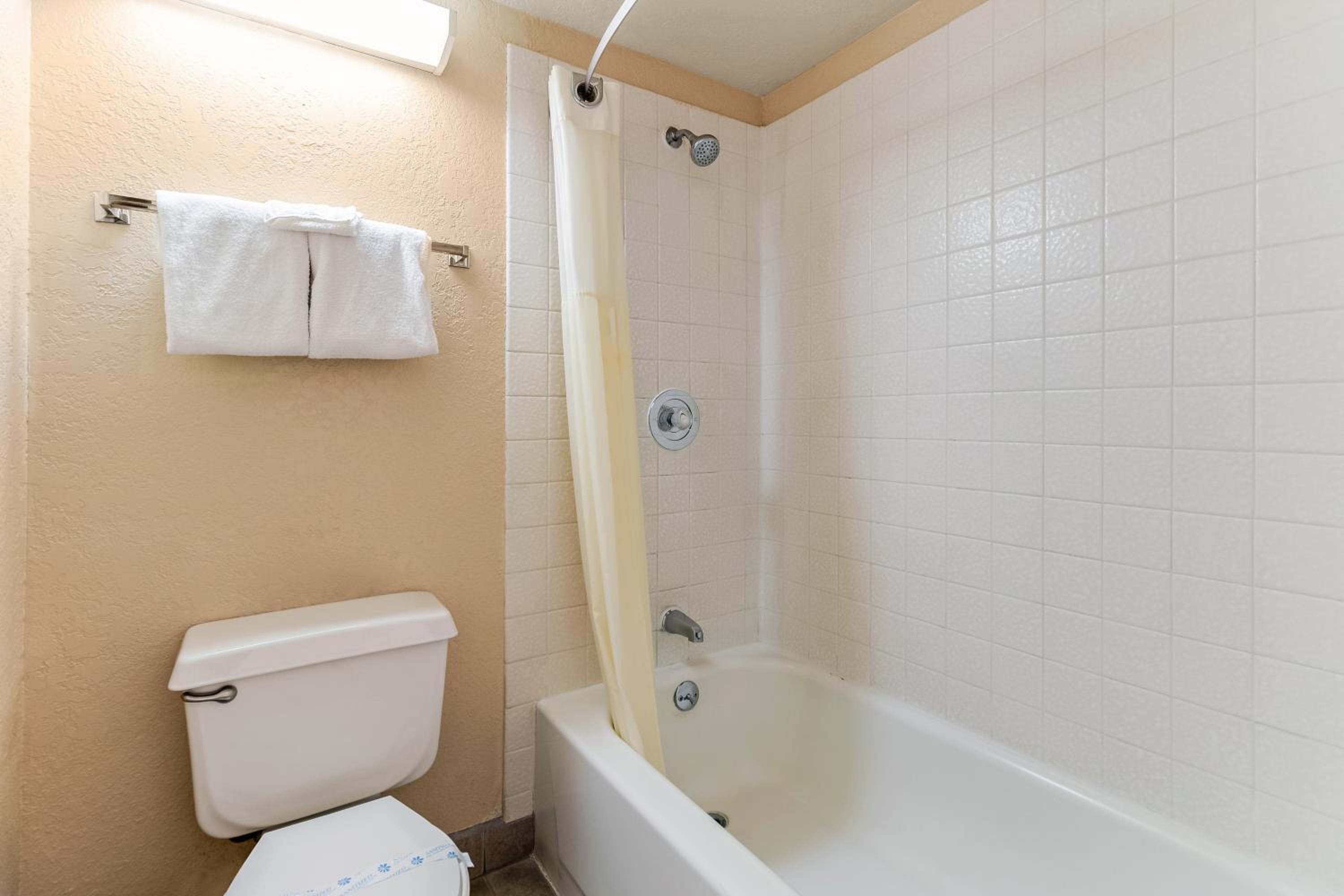 Queen Room - Non-Smoking (2 Adults) - Photo 6