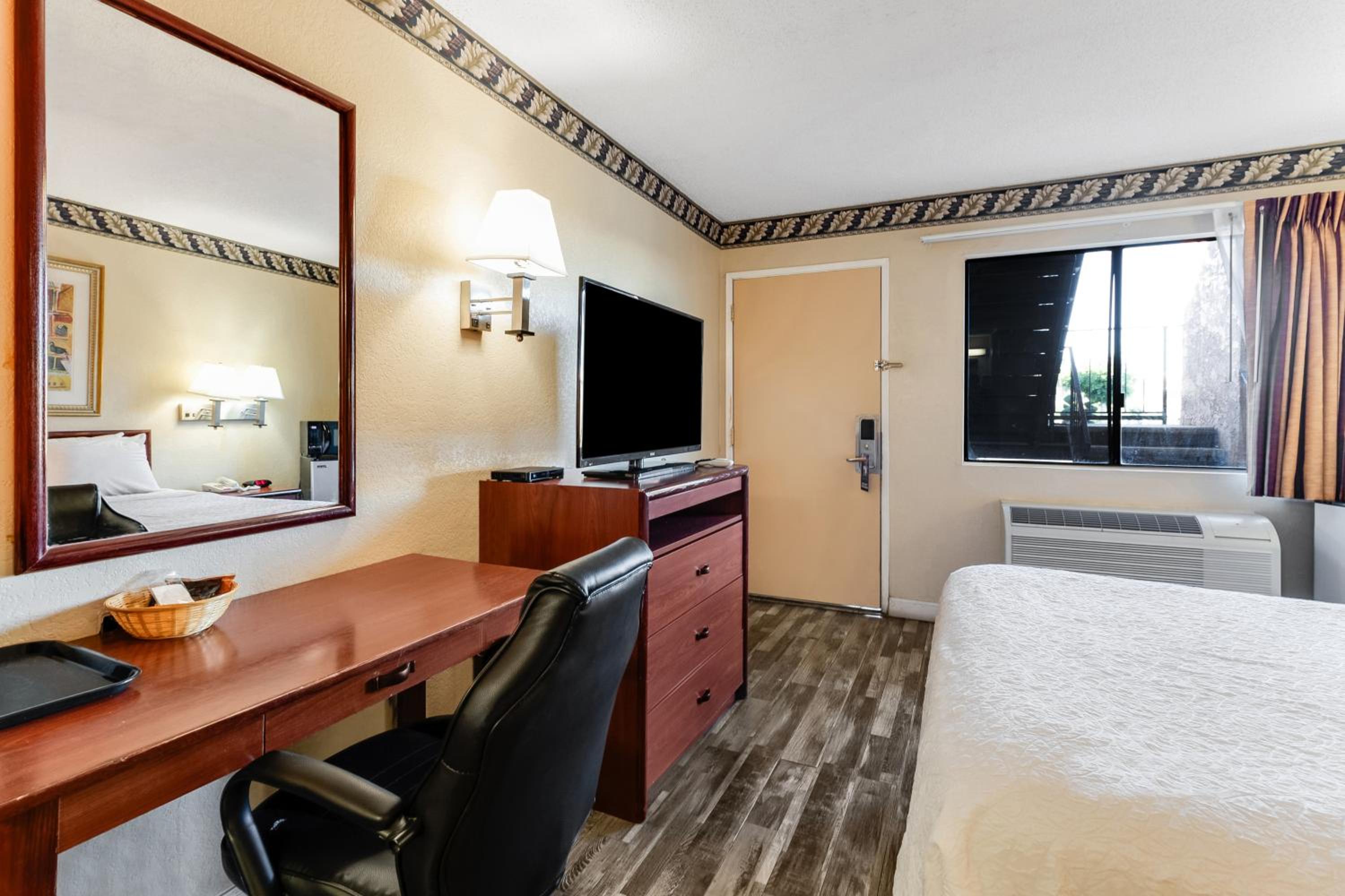 Queen Room - Non-Smoking (2 Adults) - Photo 5