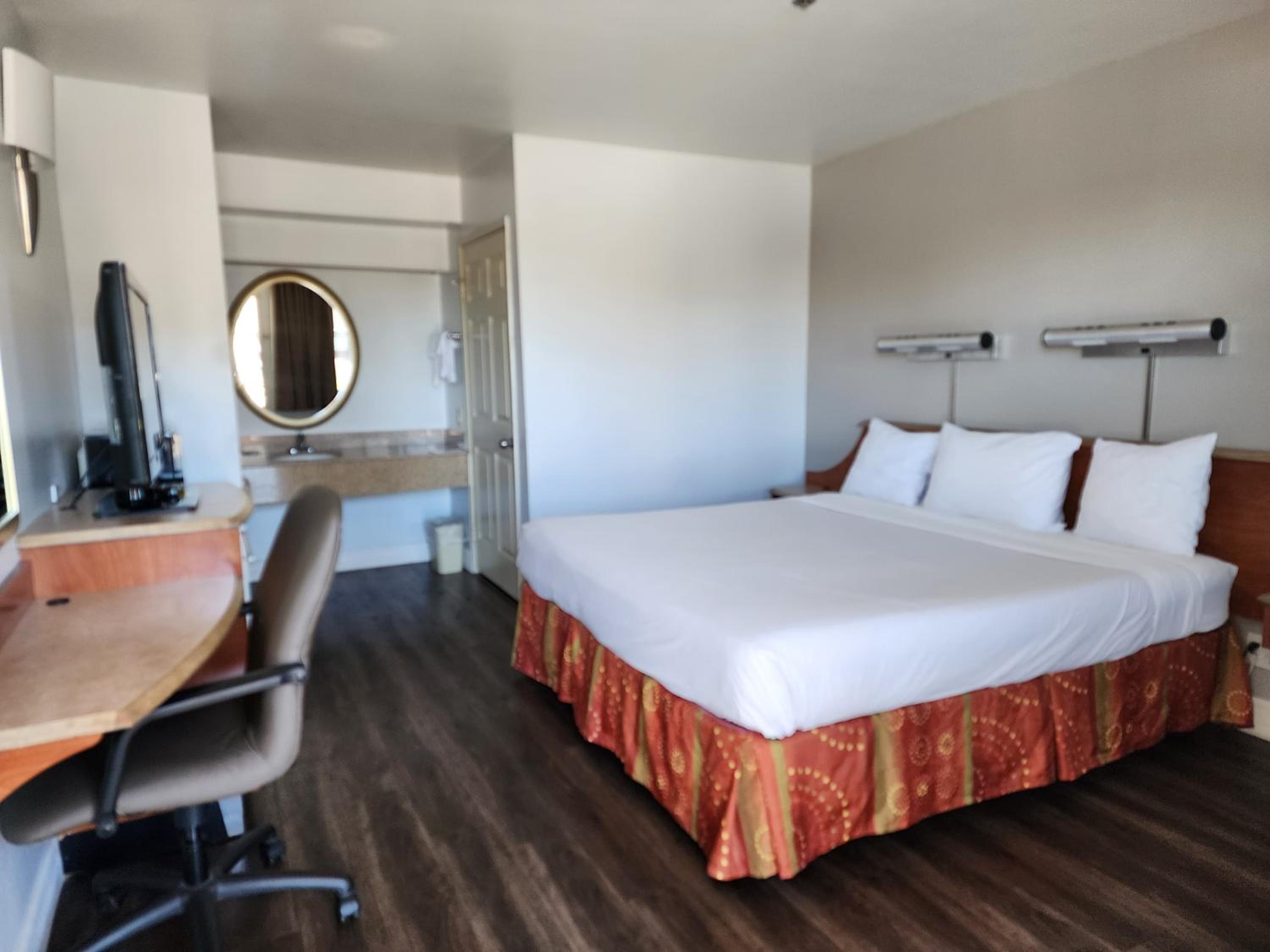 Standard King Room - Non-Smoking  - Photo 4