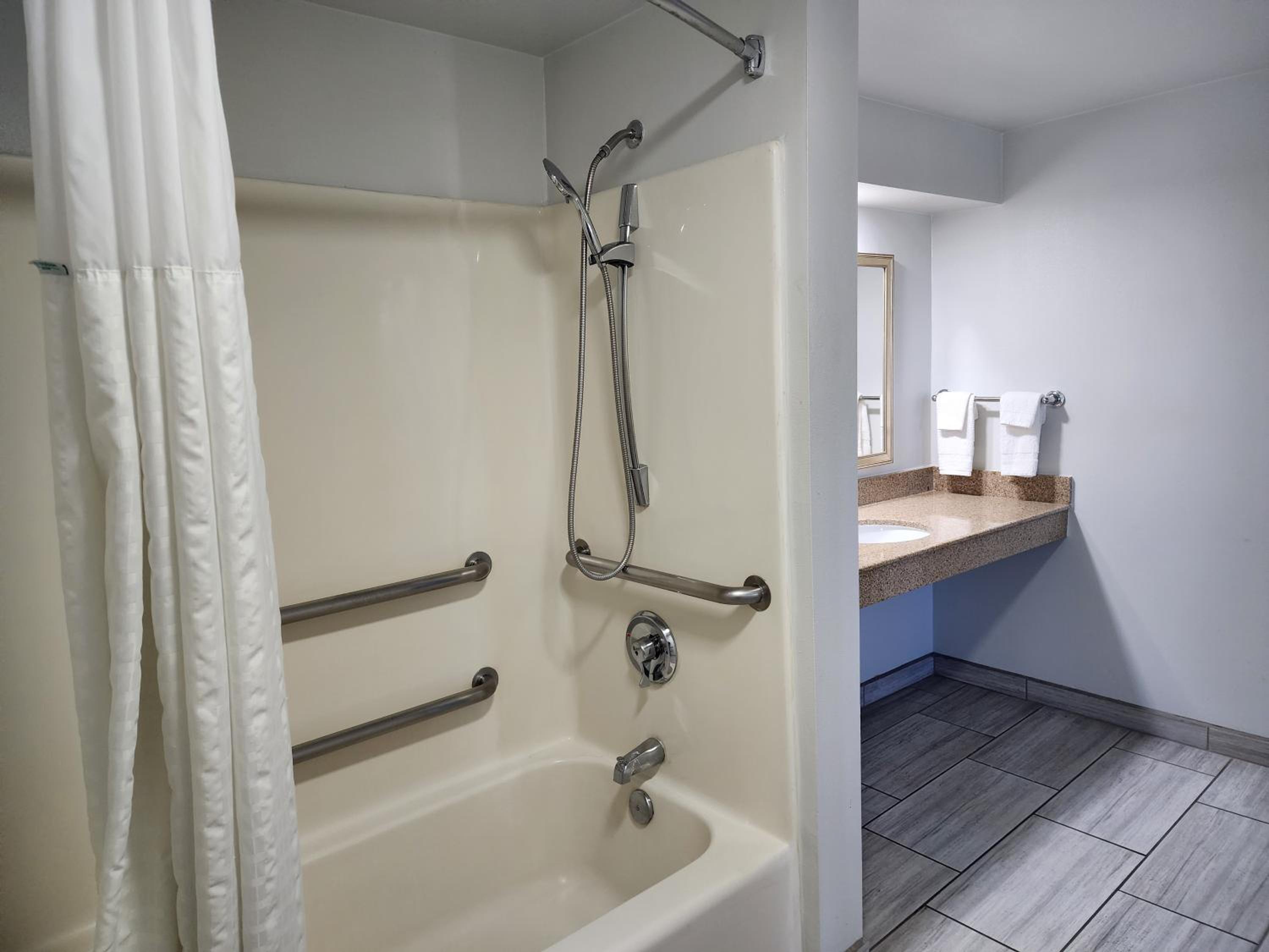 King Room - Disability Access - Non-Smoking - Photo 3
