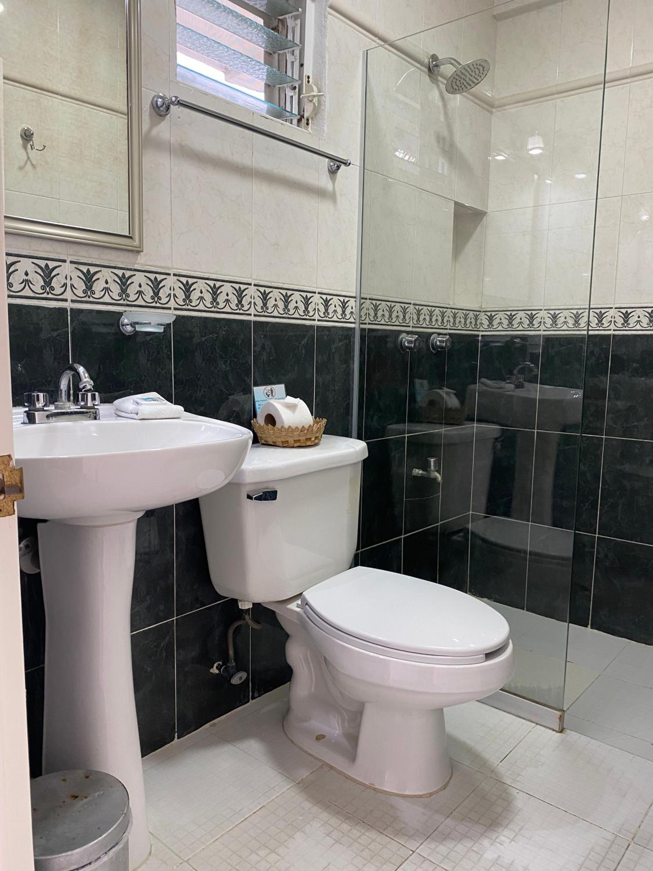 Standard Suite - Photo 13