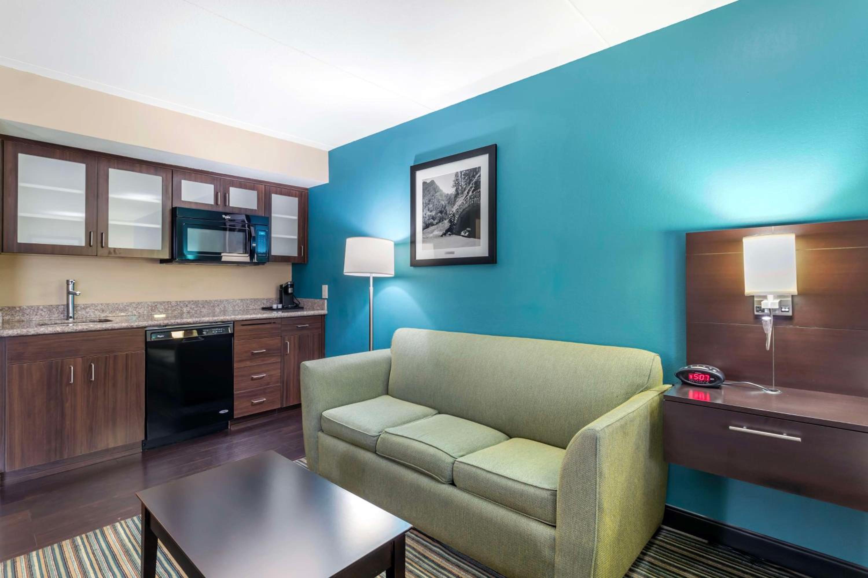 King Suite - Non-Smoking - Photo 3