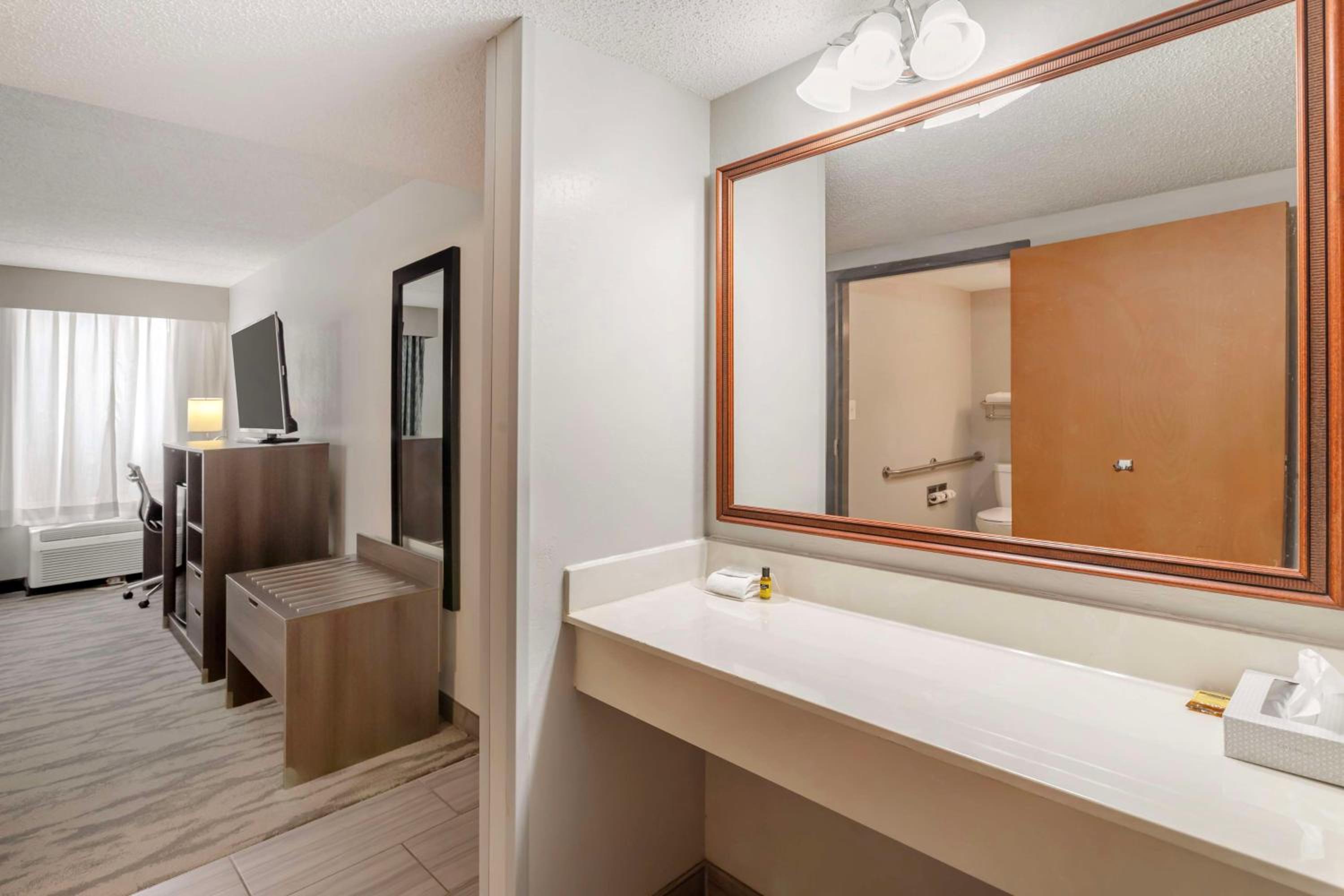 King Room with Roll-in Shower - Mobility Accessible/Non-Smoking - Photo 4