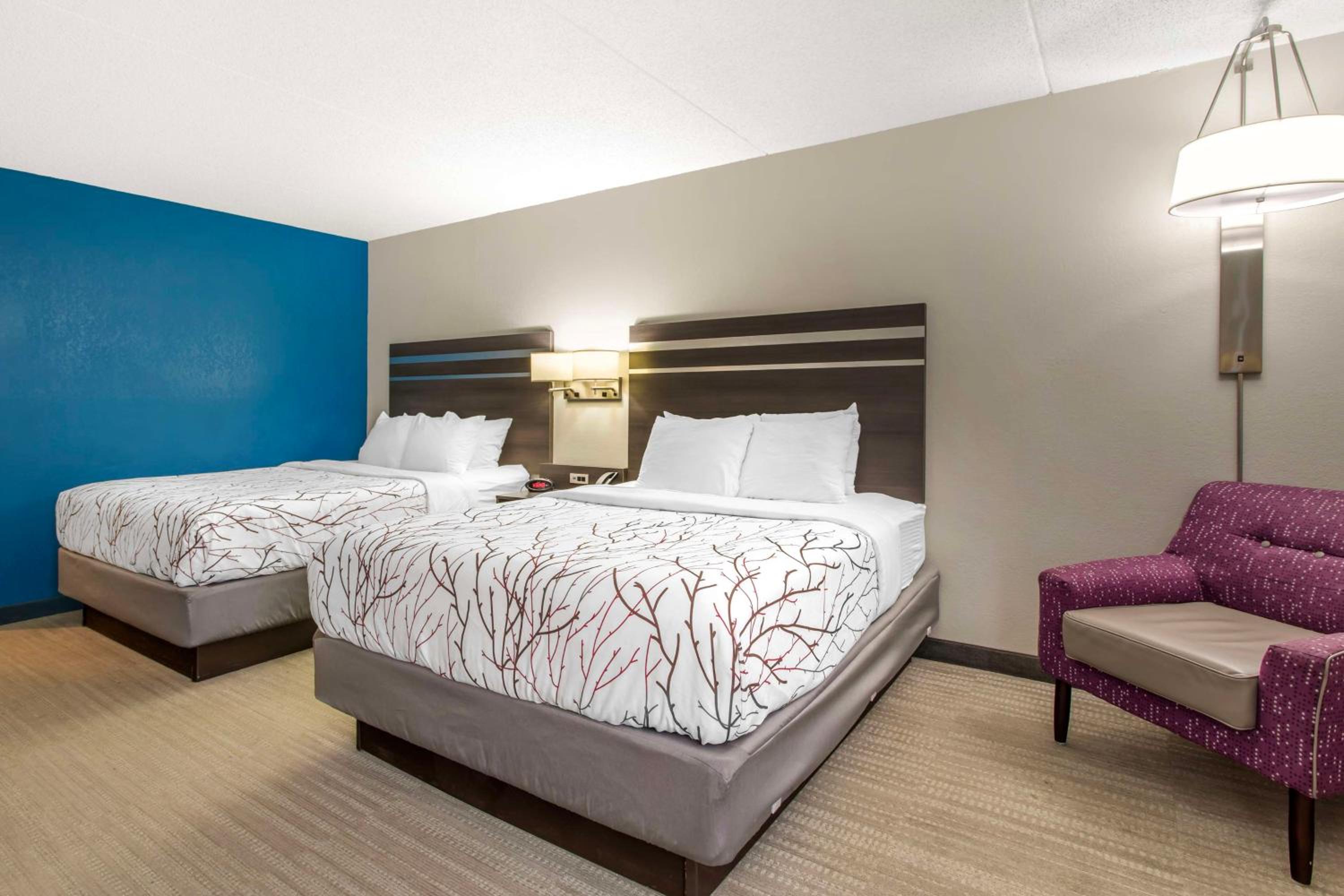 Large Queen Room with Two Queen Beds - Non-Smoking - Photo 2