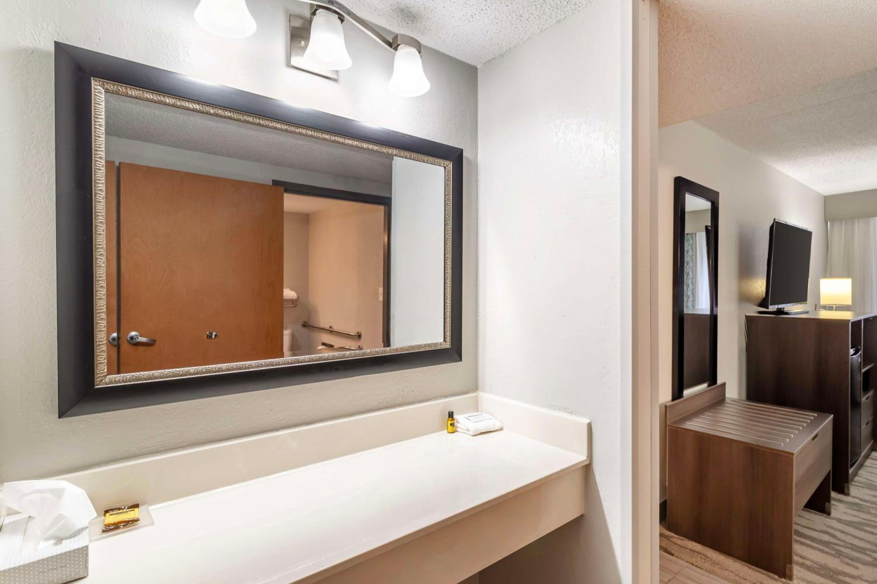 King Room - Disability Access Tub - Photo 2