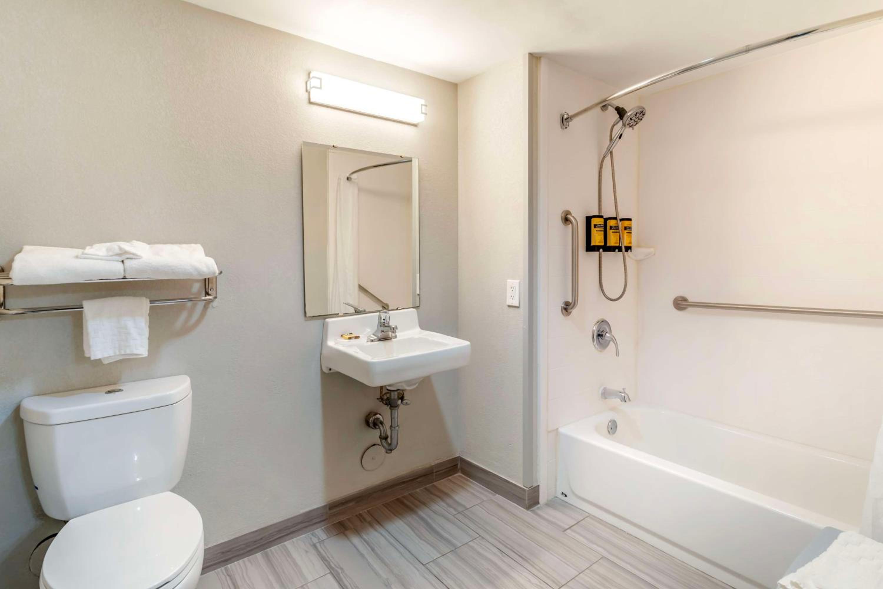 King Room - Disability Access Tub - Photo 4