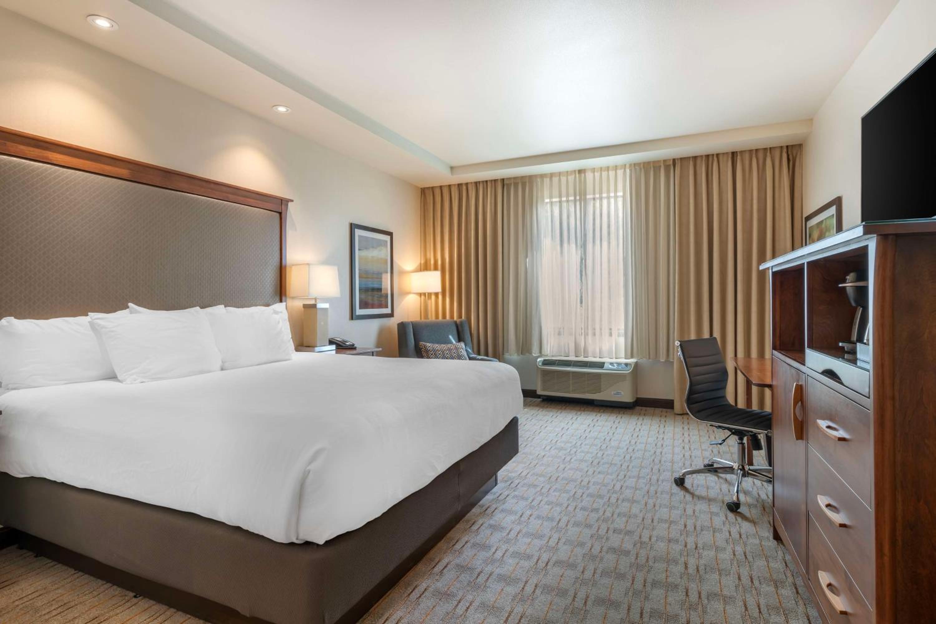 Queen Room with Sofa Bed and Bath Tub - Non-Smoking