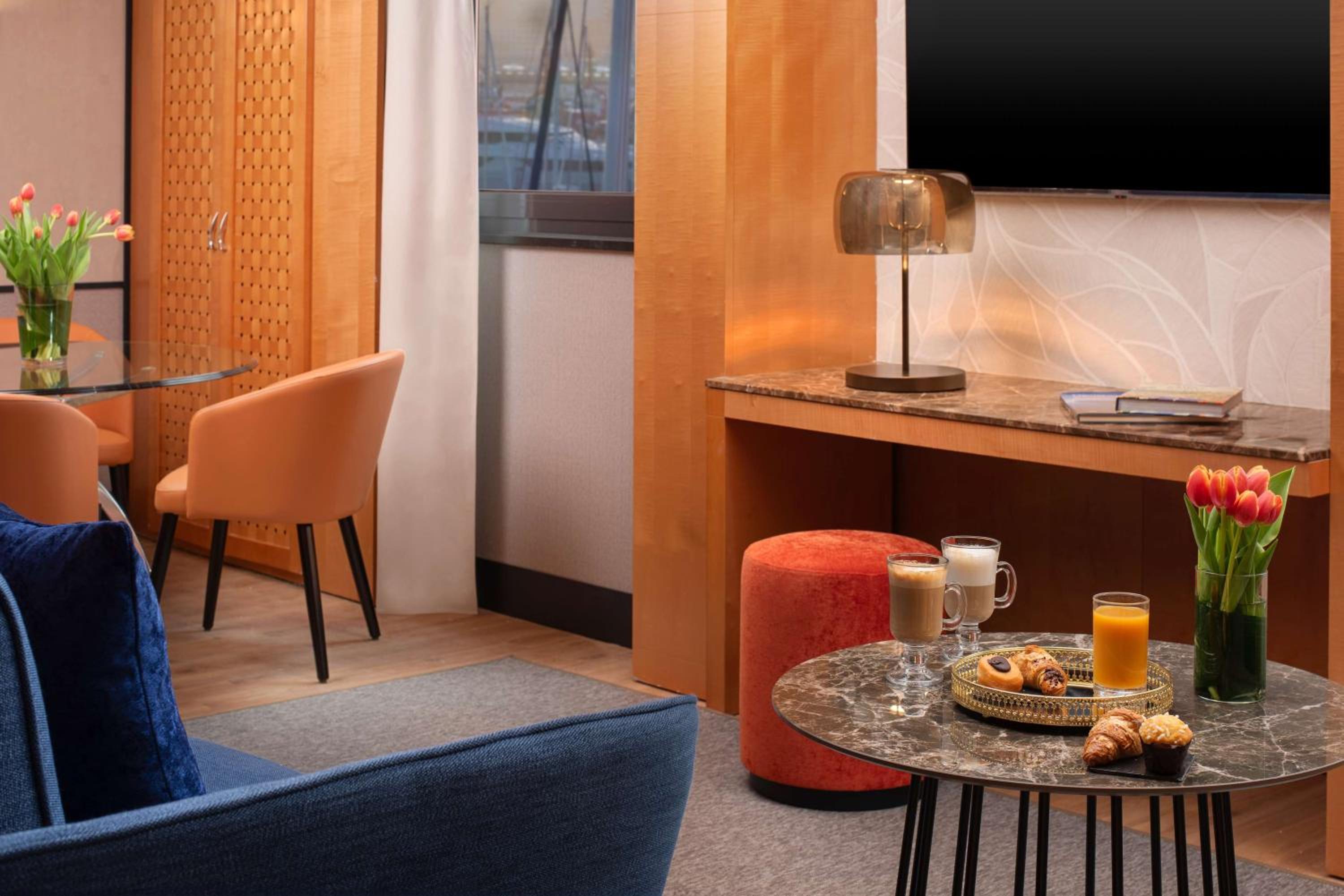 Suite with View with Extra Bed (4 Adults) thumbnail 6