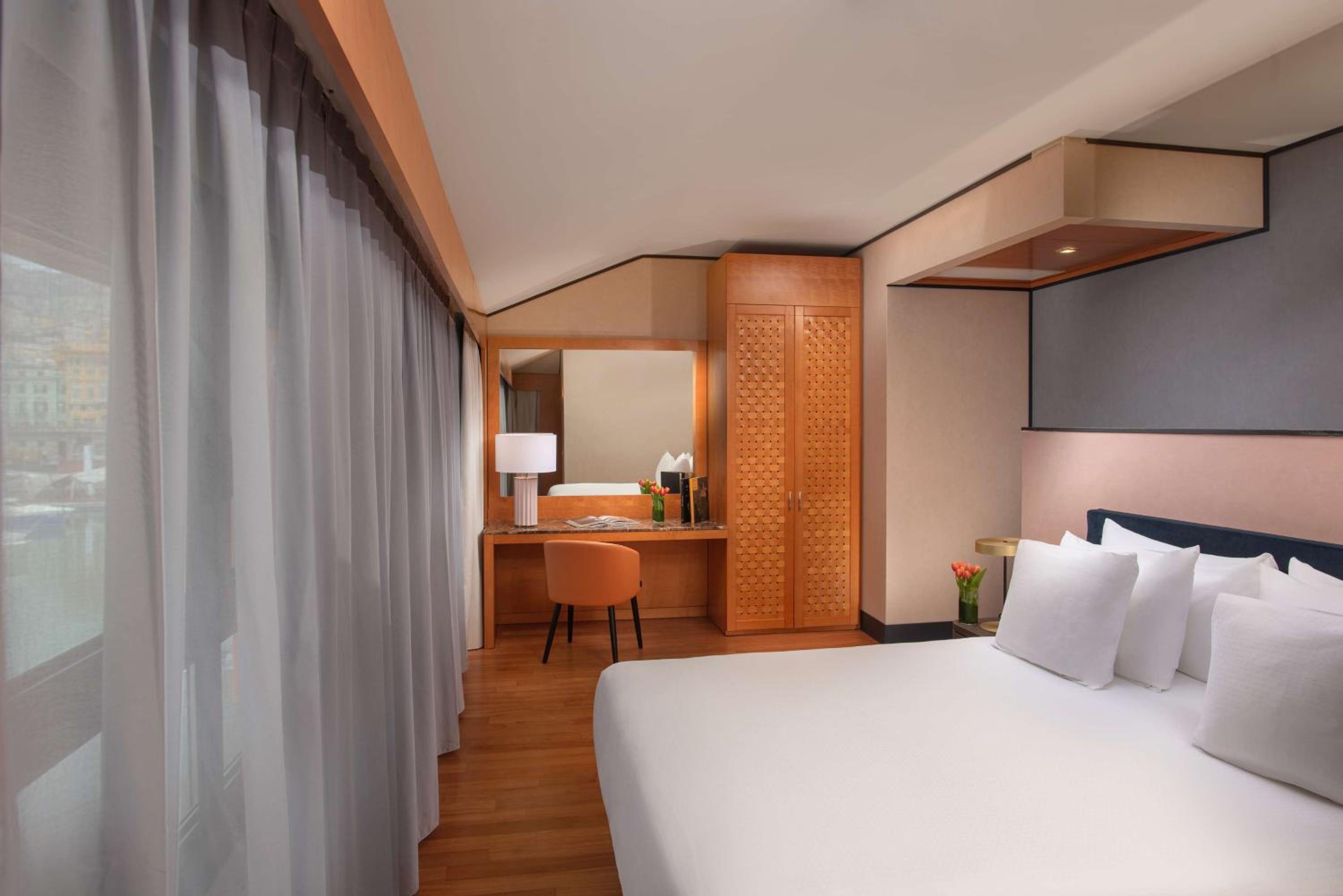 Suite with View with Extra Bed (4 Adults) thumbnail 5