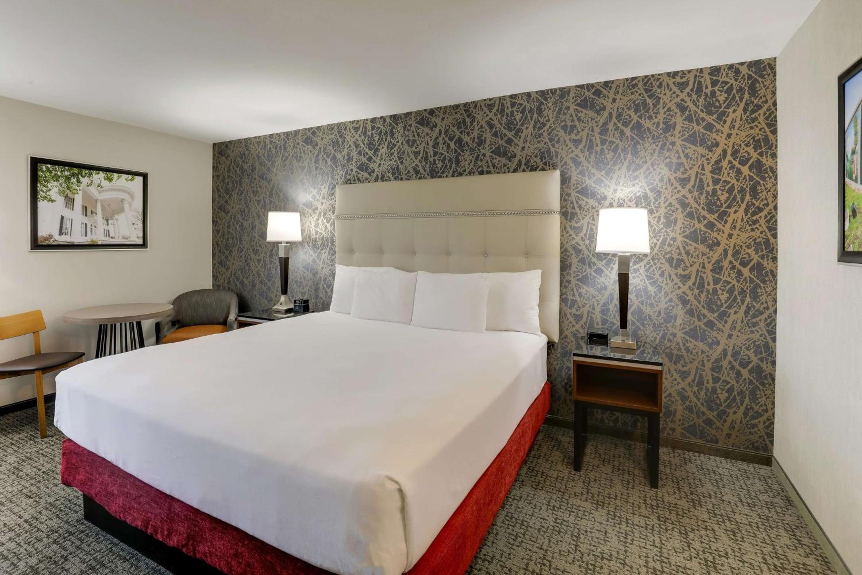 Deluxe King Room - Photo 2