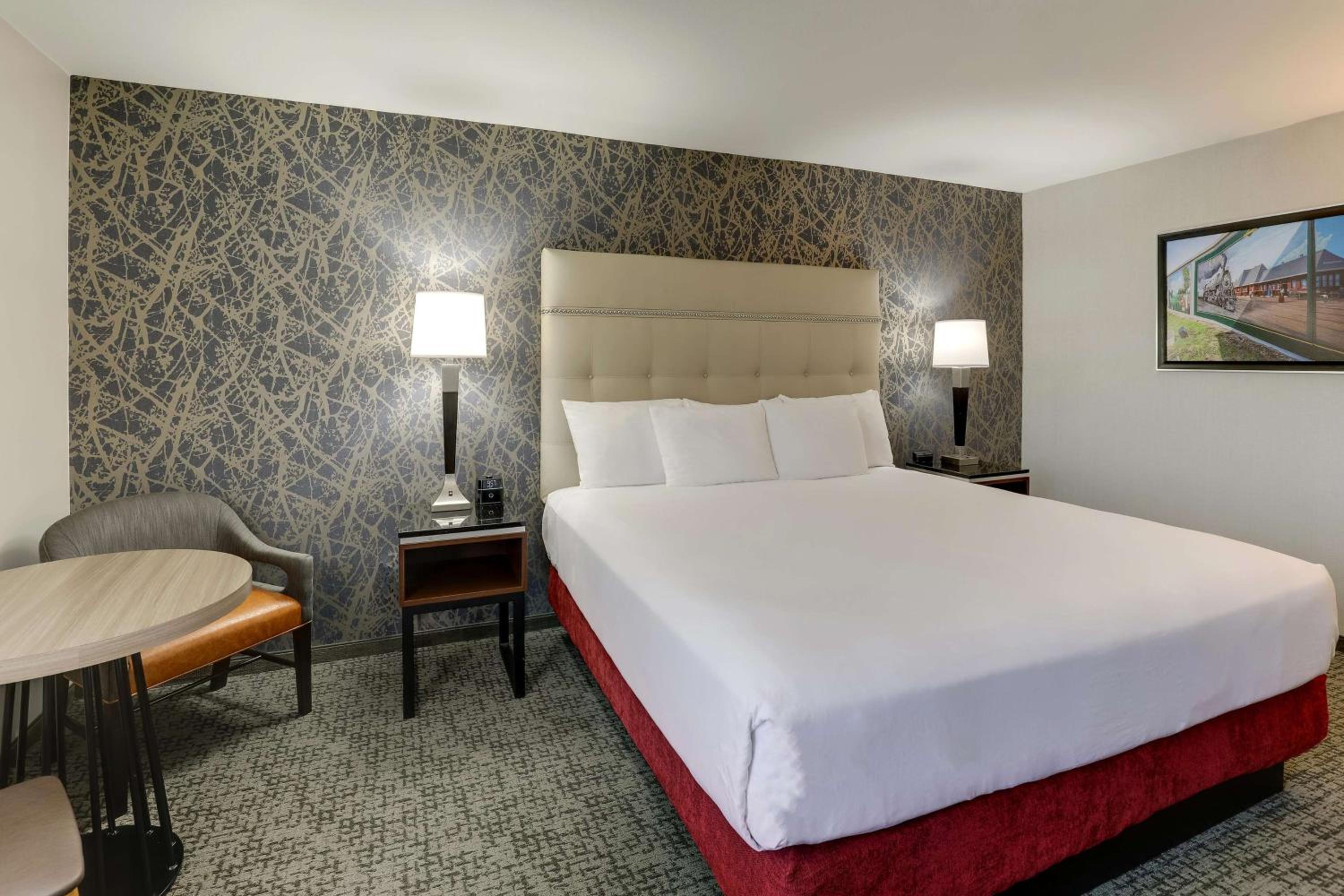 Deluxe King Room - Photo 4