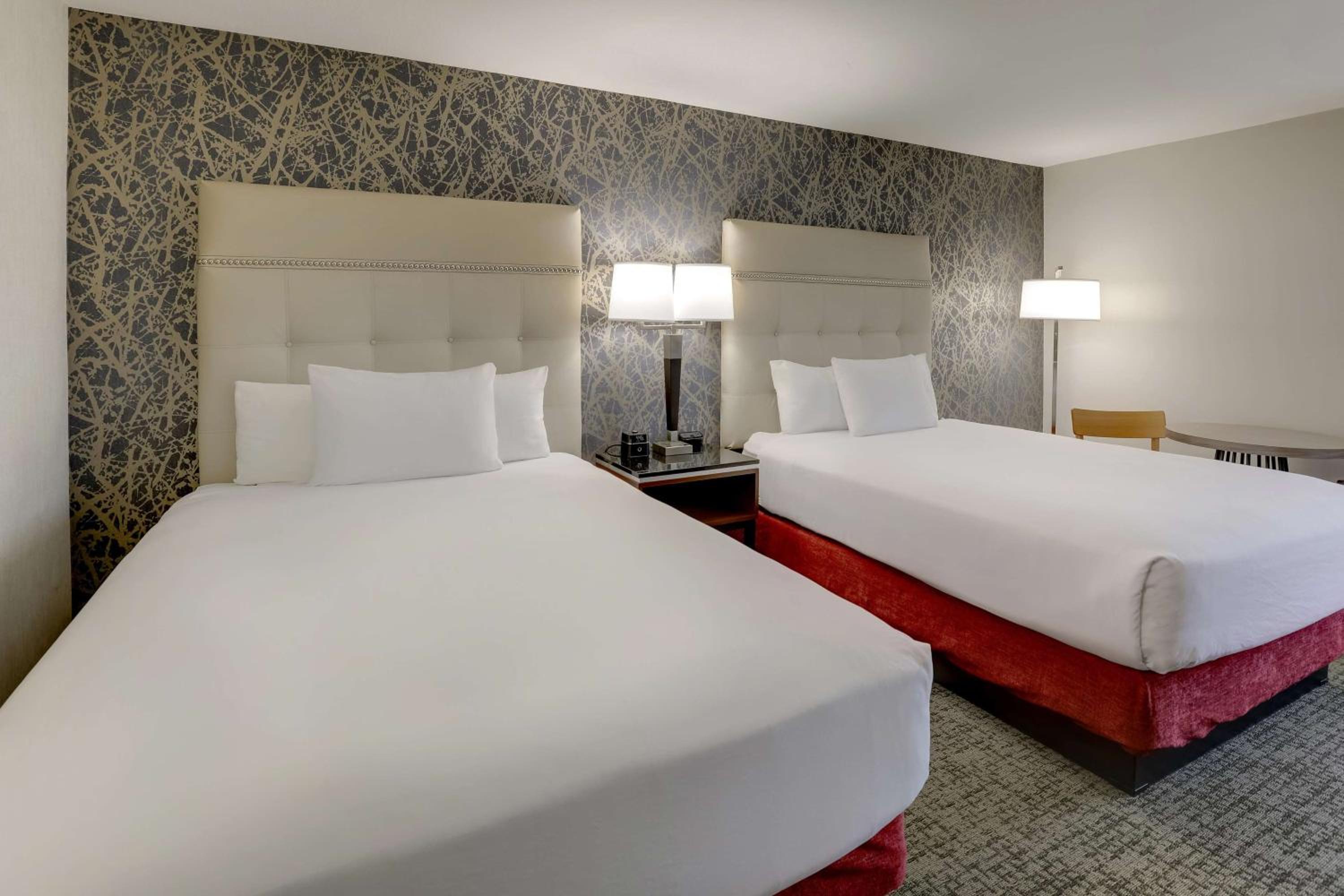 Deluxe Queen Room with Two Queen Beds - Photo 4