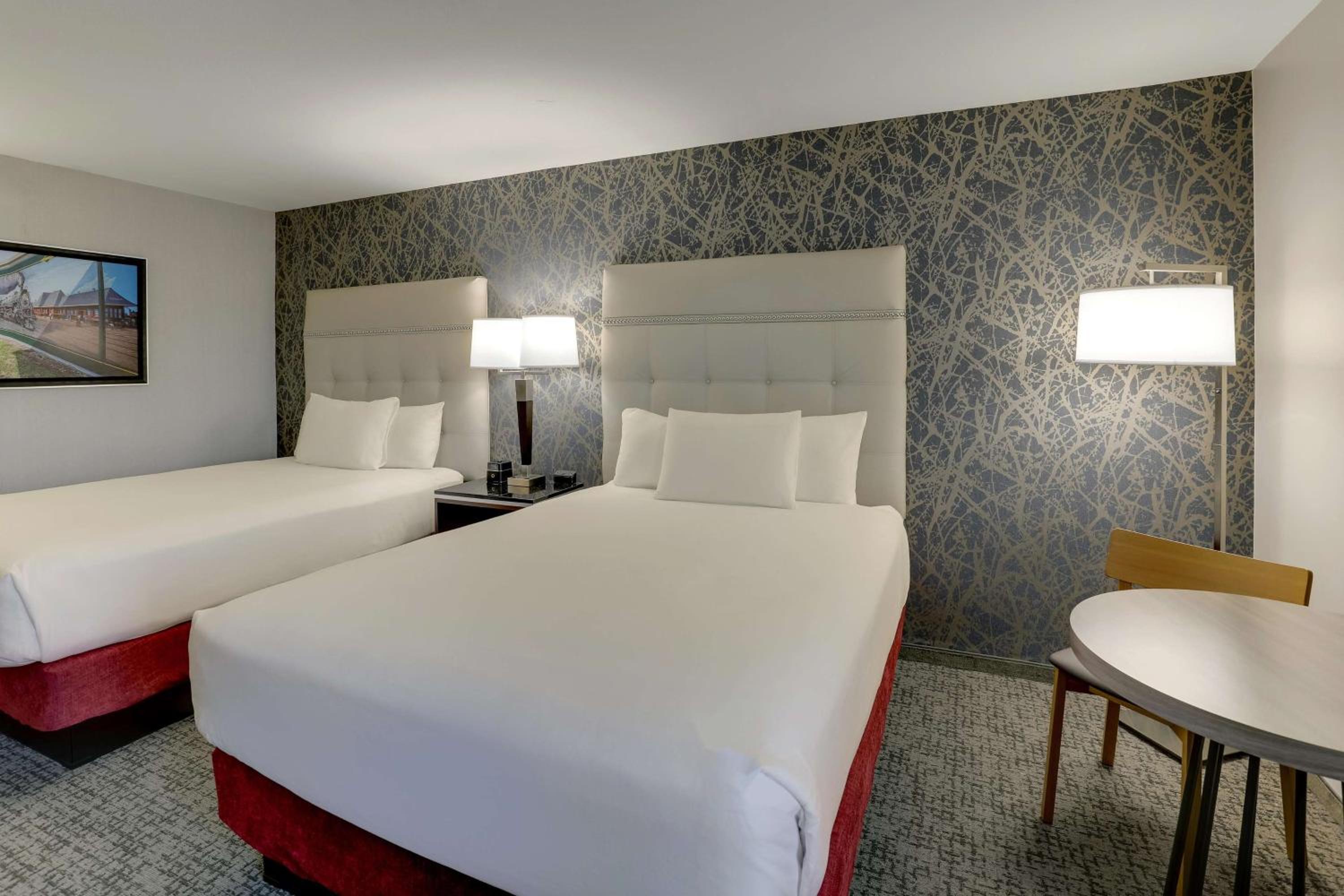 Deluxe Queen Room with Two Queen Beds - Photo 5