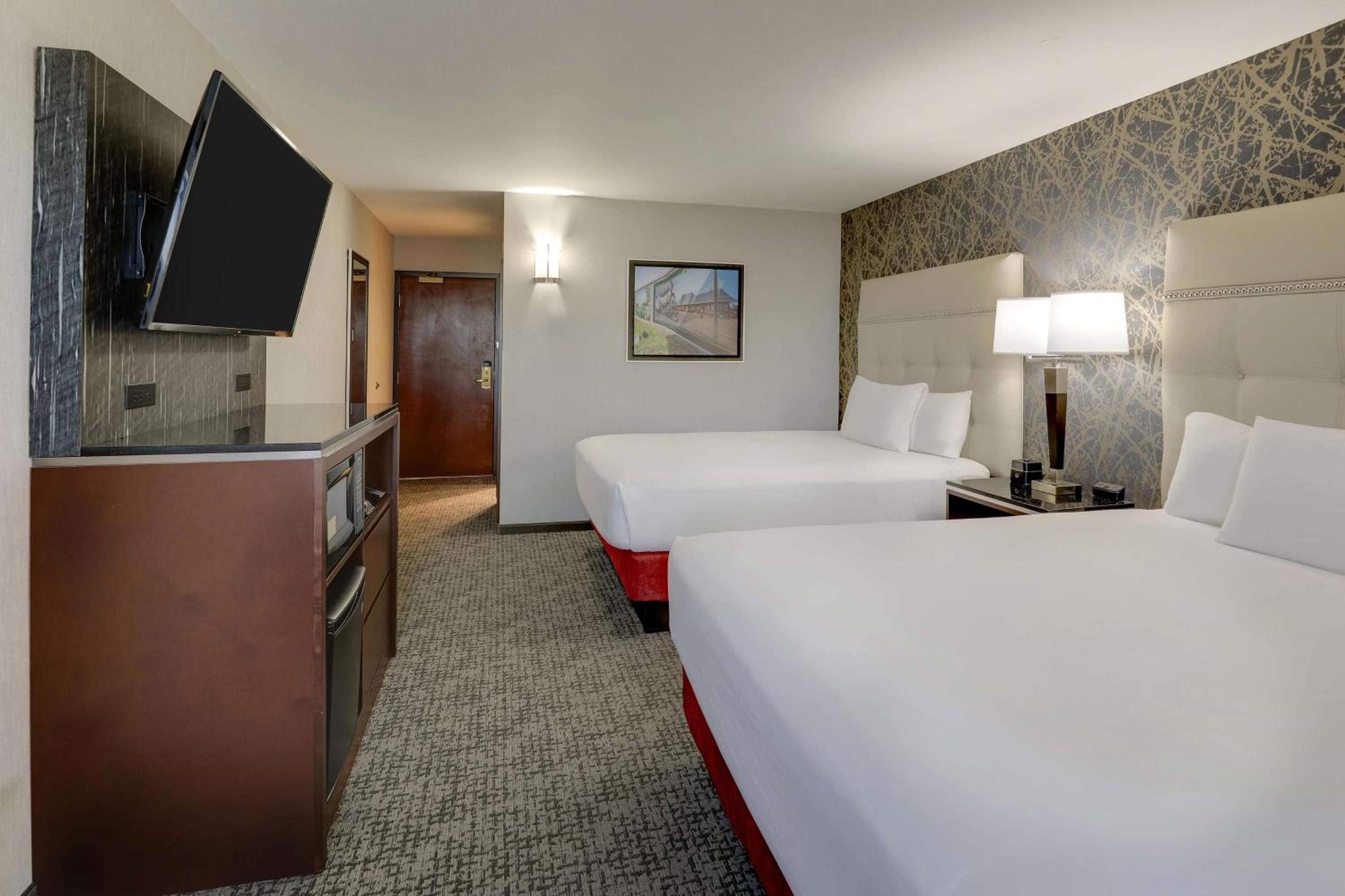 Deluxe Queen Room with Two Queen Beds - Photo 2