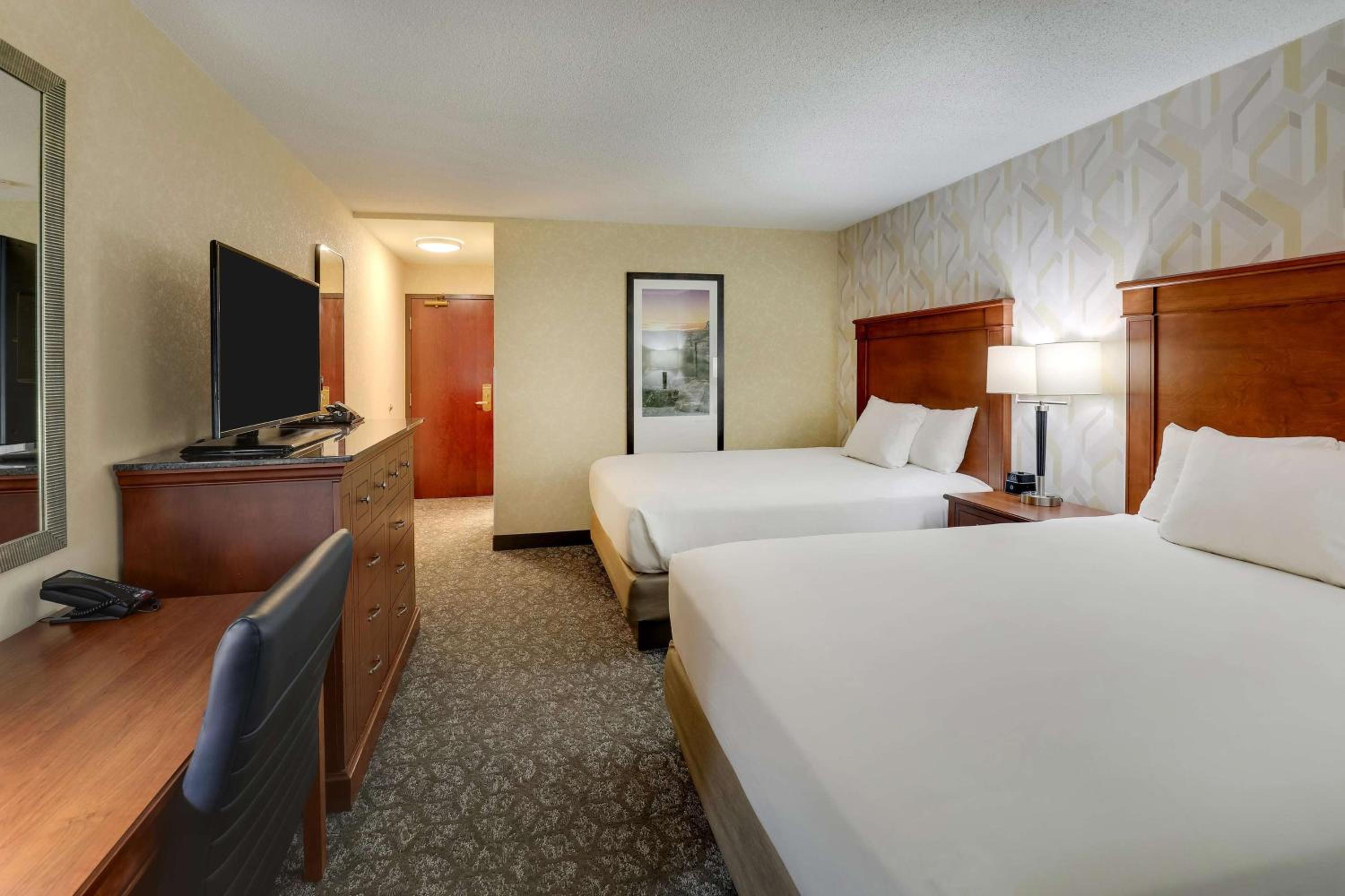 Deluxe Queen Room with Two Queen Beds photo 2