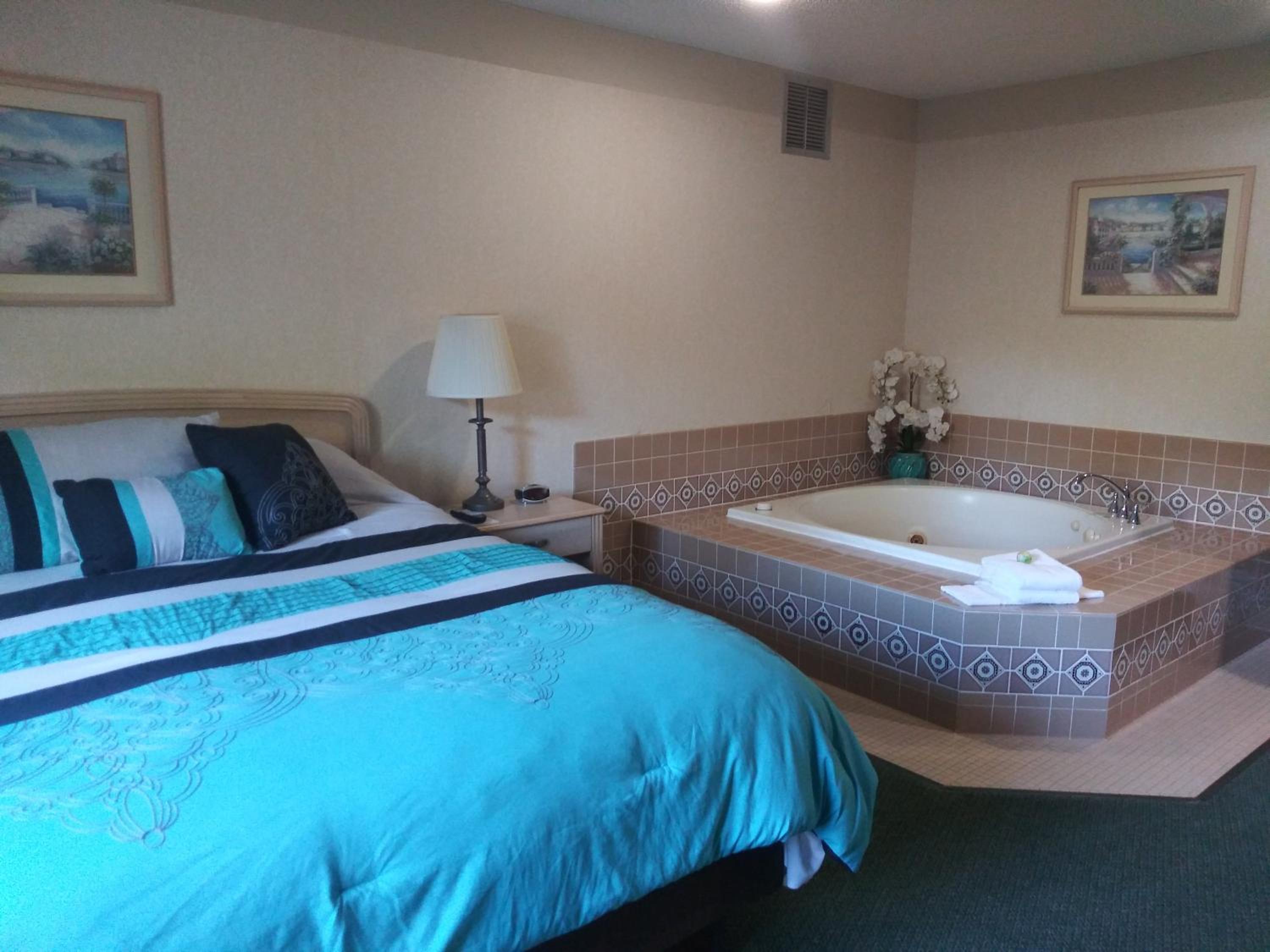 Suite with Hot Tub photo 1