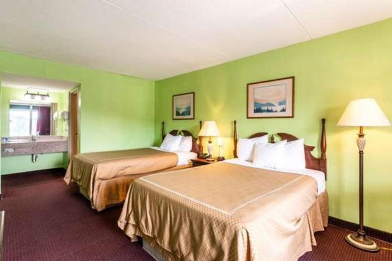 Standard Queen Room with Two Queen Beds photo 1