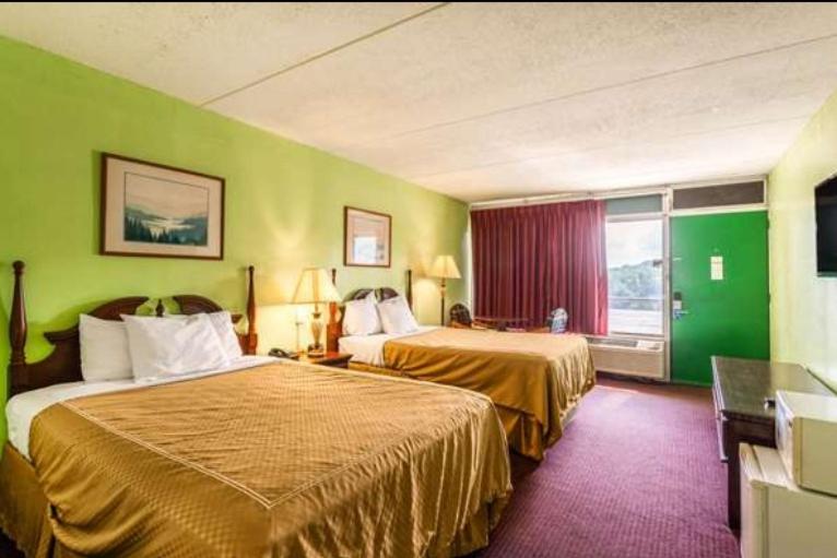 Standard Queen Room with Two Queen Beds photo 2