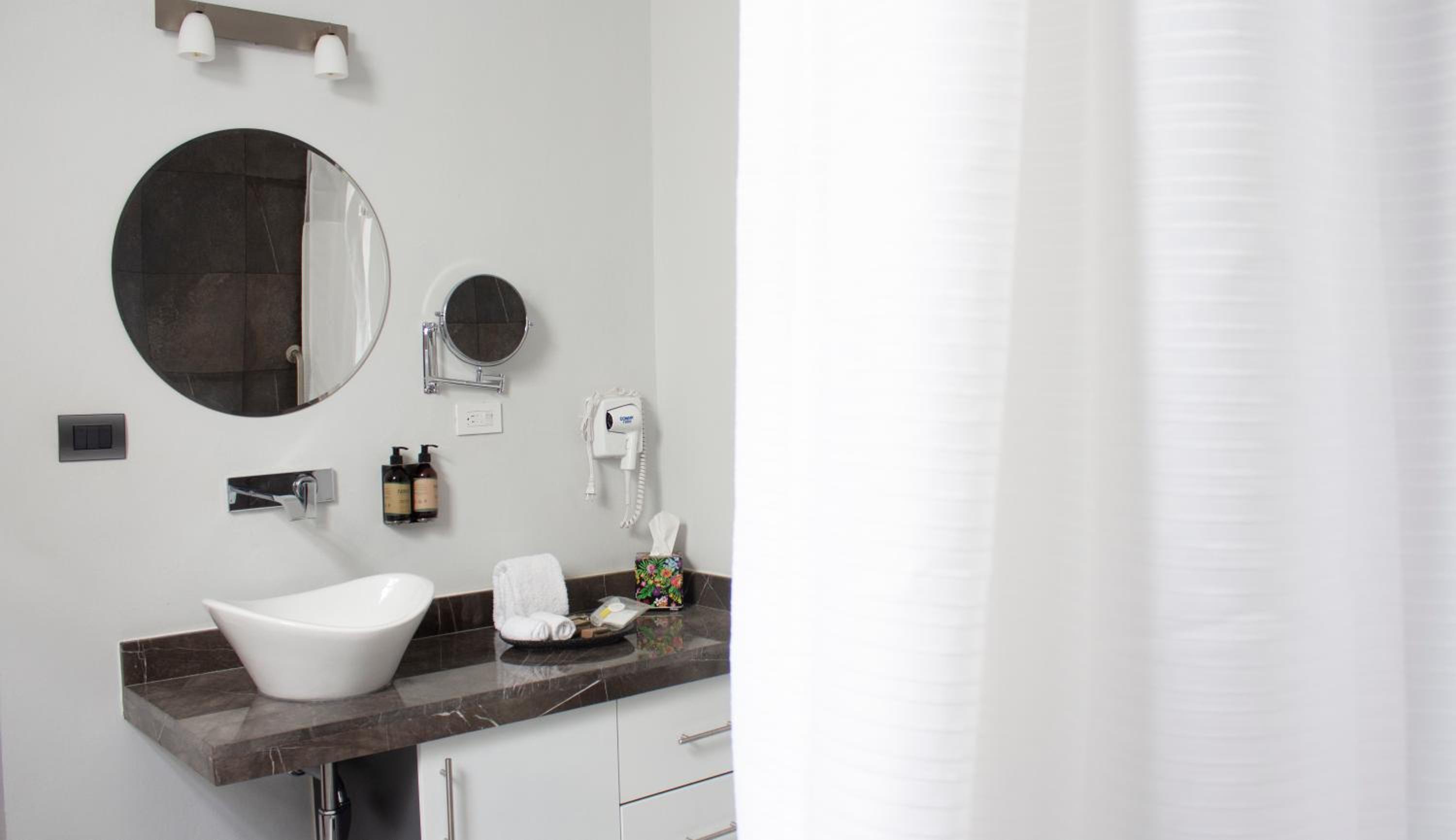 Deluxe King Suite - Photo 5