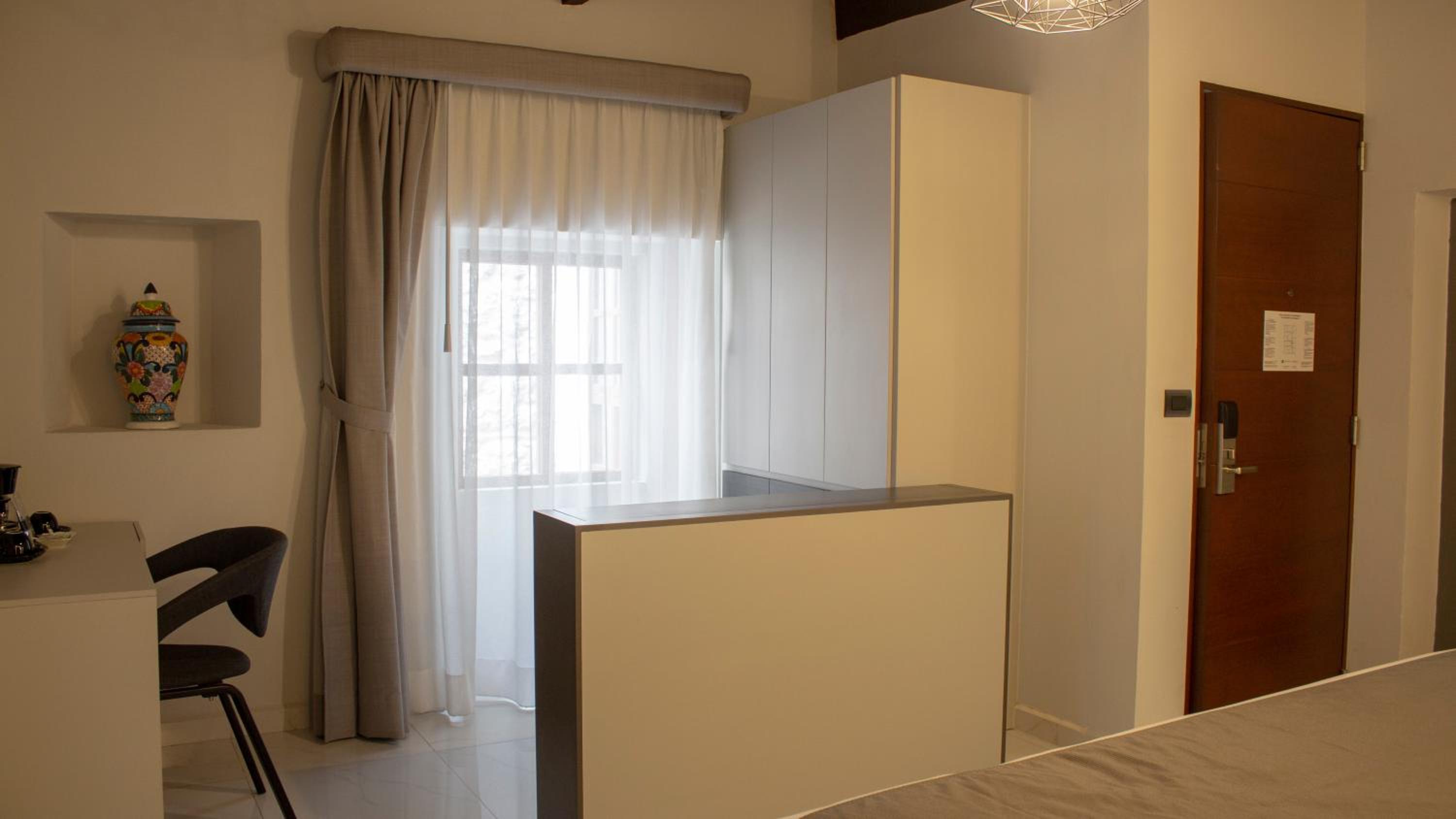 Deluxe King Suite - Photo 6