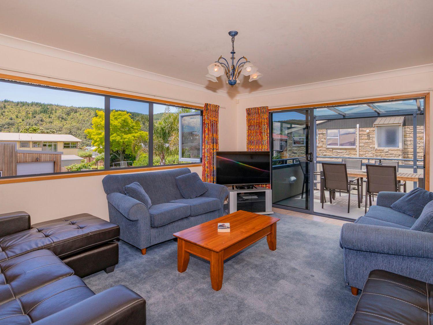 Five-Bedroom House photo 1