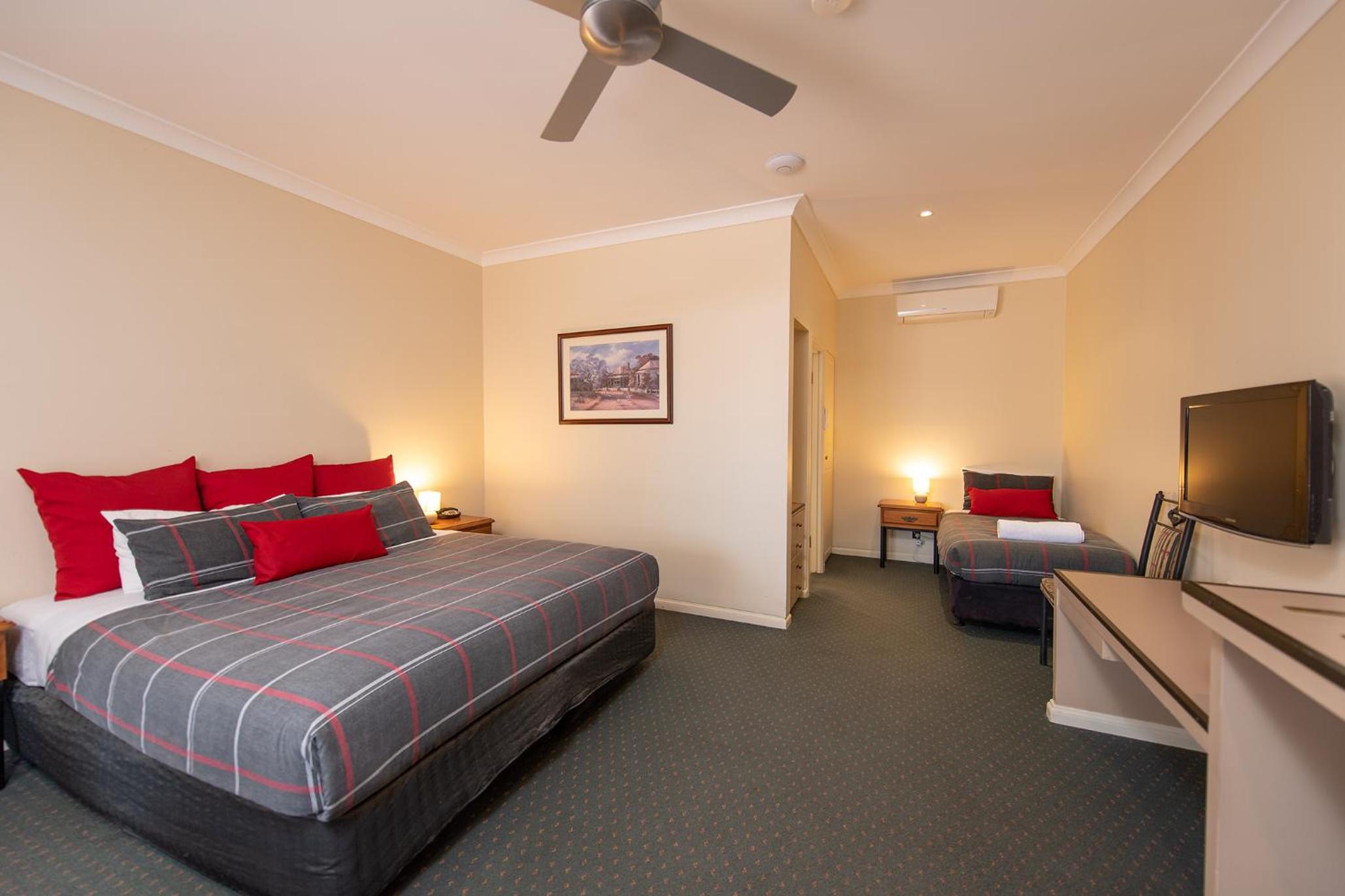 Executive Room with One King Bed and One Single Bed - Photo 6