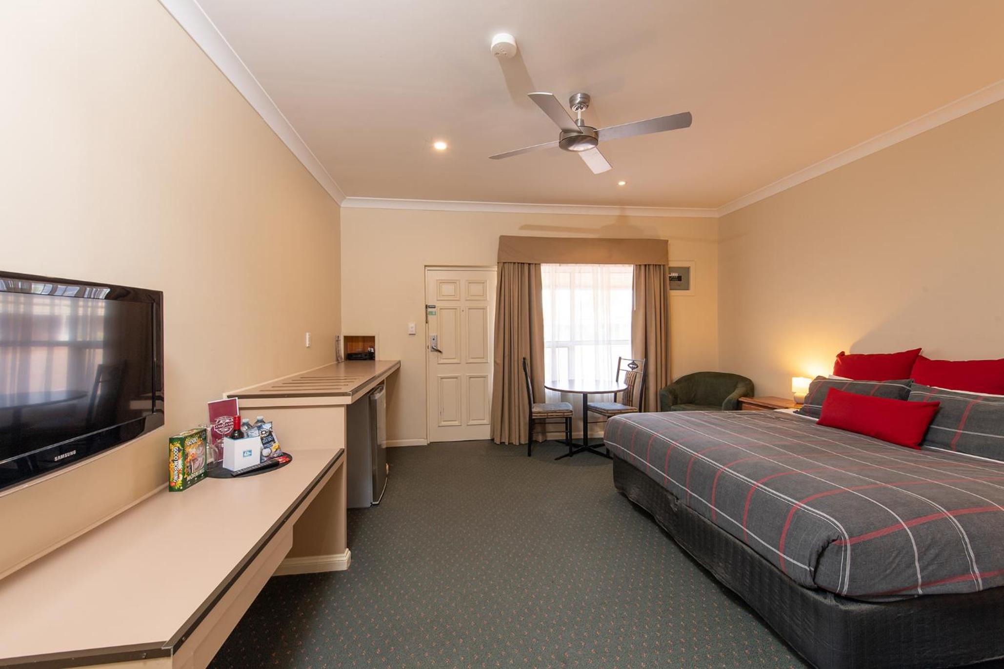 Executive Room with One King Bed and One Single Bed - Photo 8