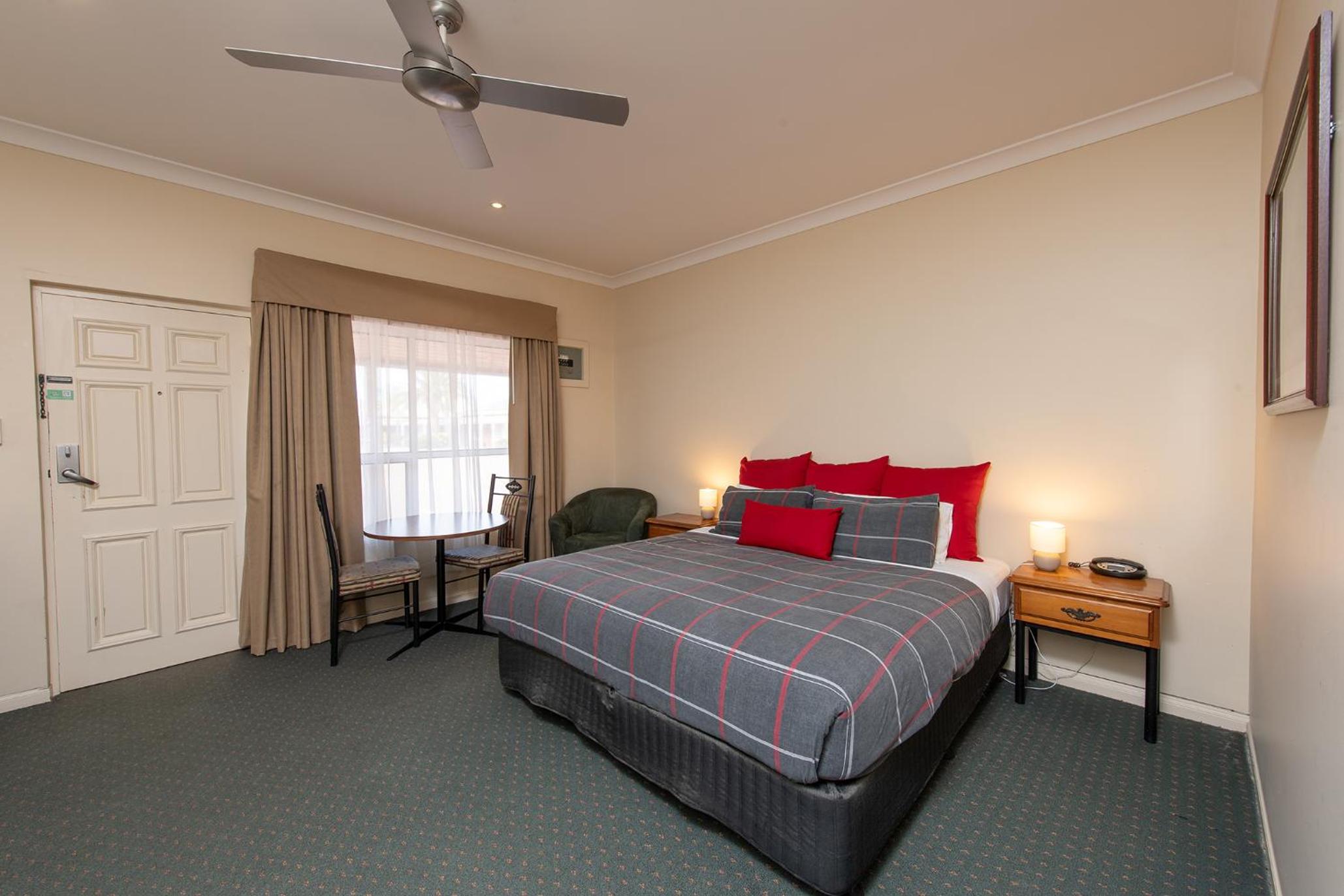 Executive Room with One King Bed and One Single Bed - Photo 9