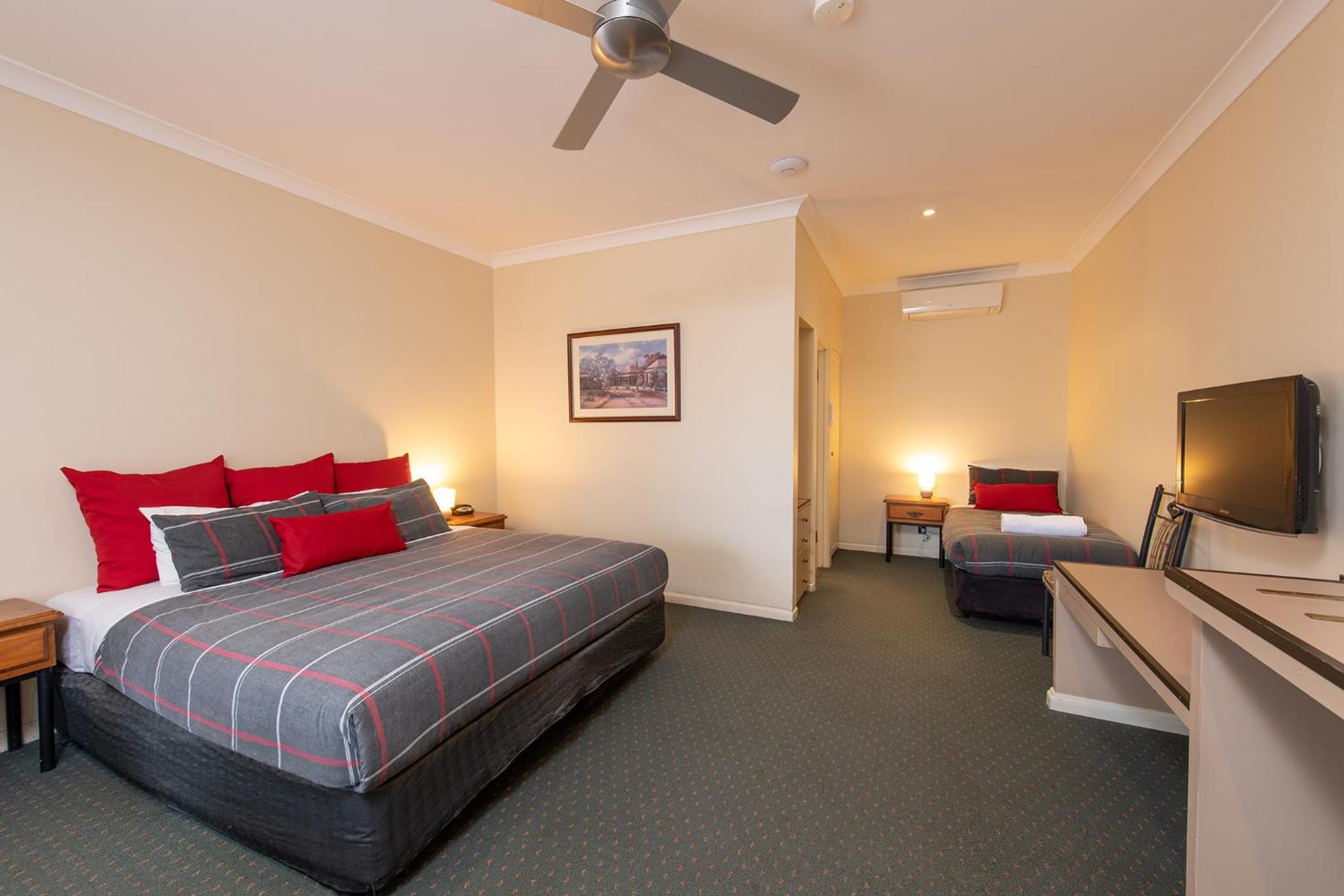 Executive Room with One King Bed and One Single Bed - Photo 7