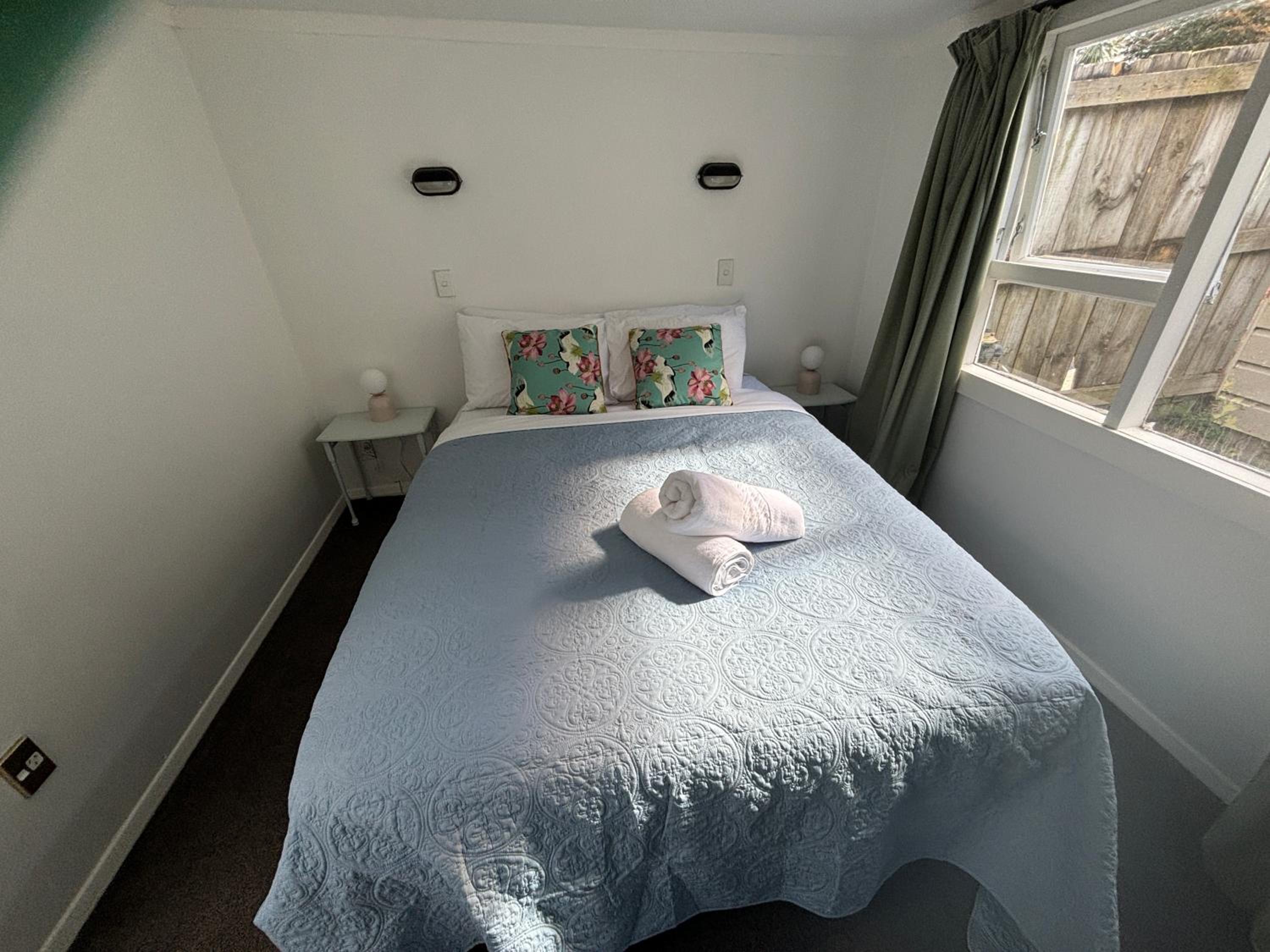 Queen Room with Shared Bathroom photo 1