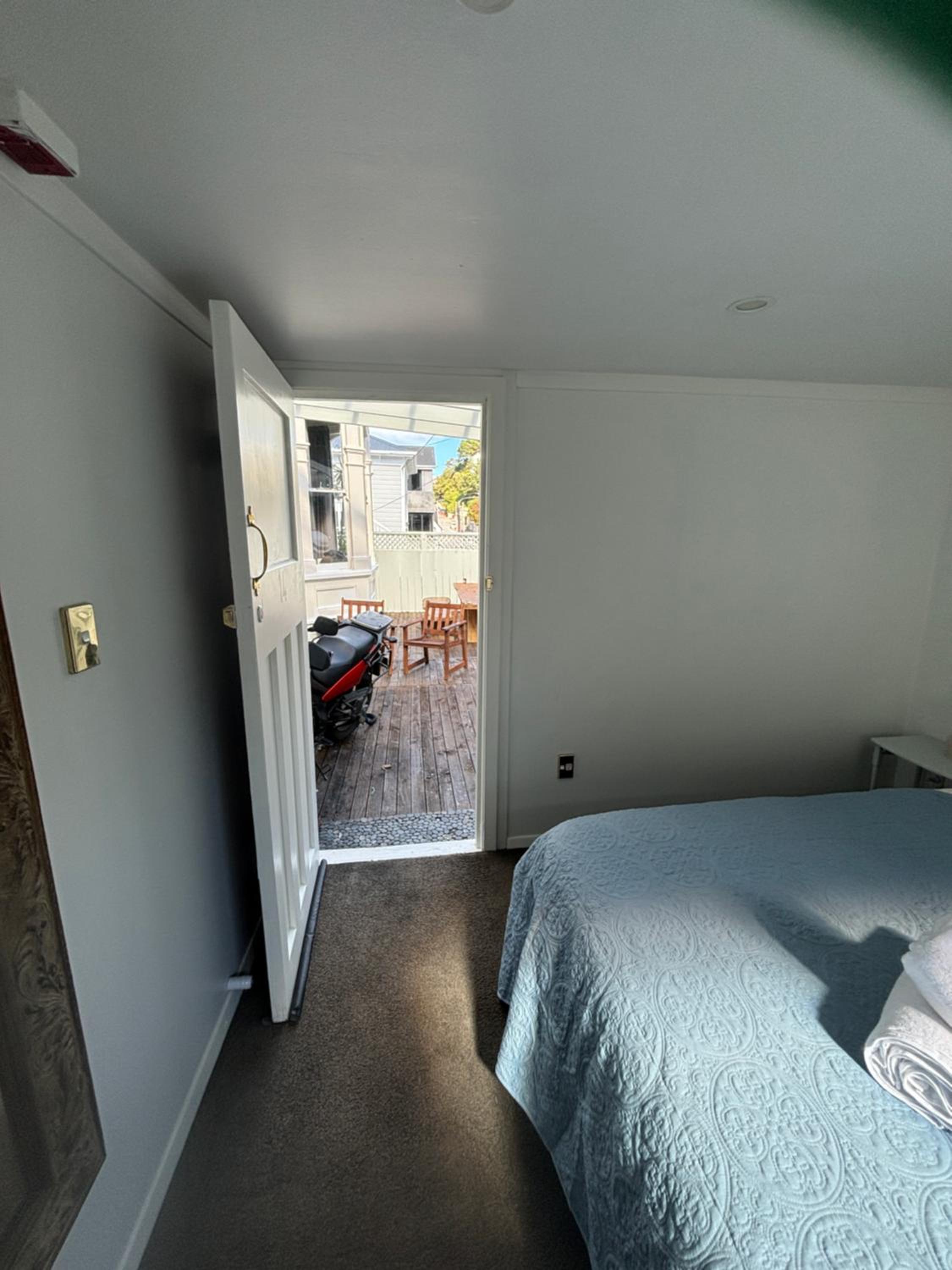 Queen Room with Shared Bathroom photo 2
