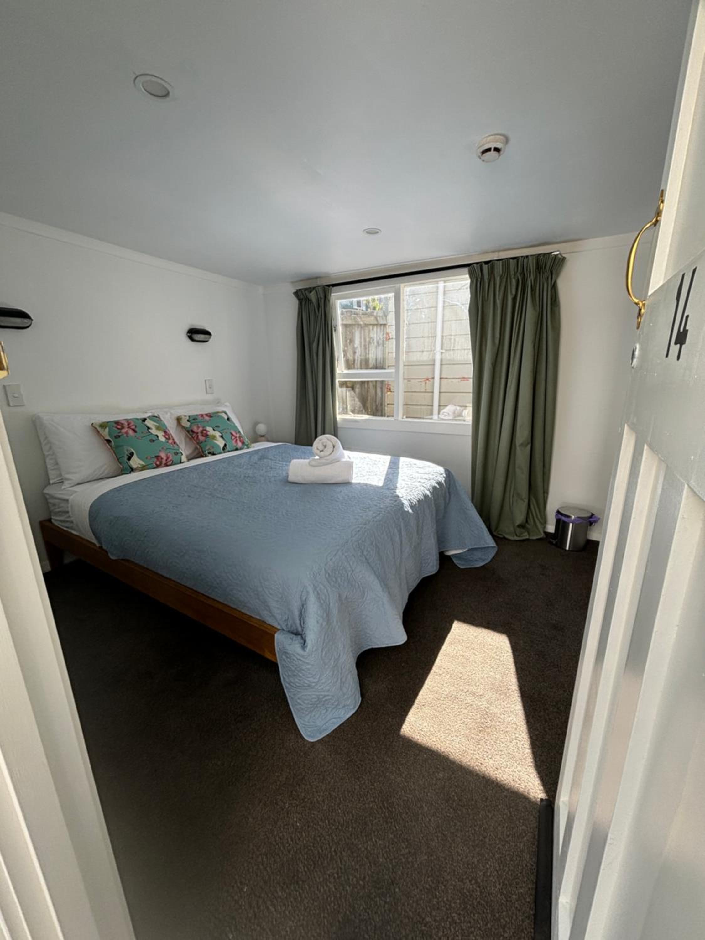 Queen Room with Shared Bathroom photo 3