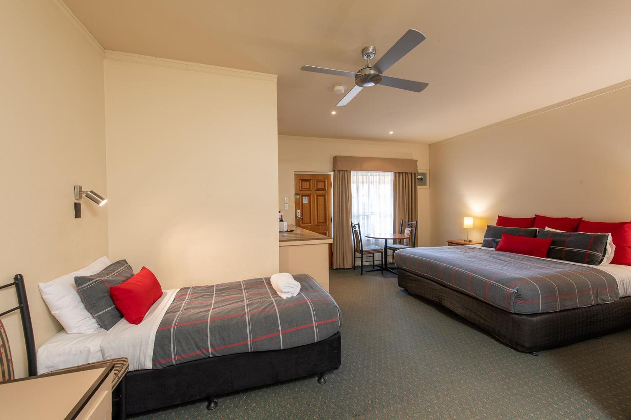 Standard Suite with One King Bed and Two Single Beds - Photo 8