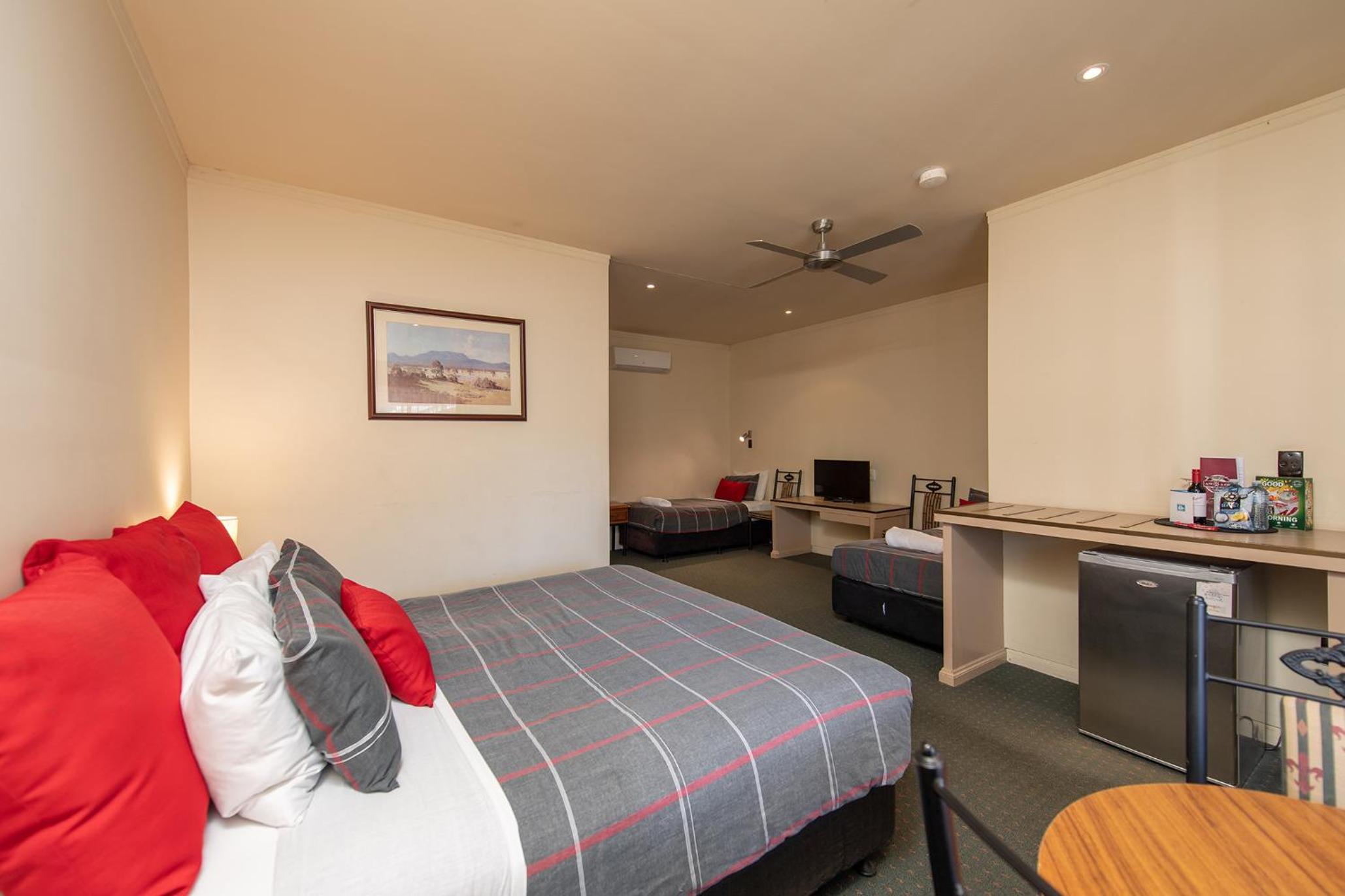 Standard Suite with One King Bed and Two Single Beds - Photo 6