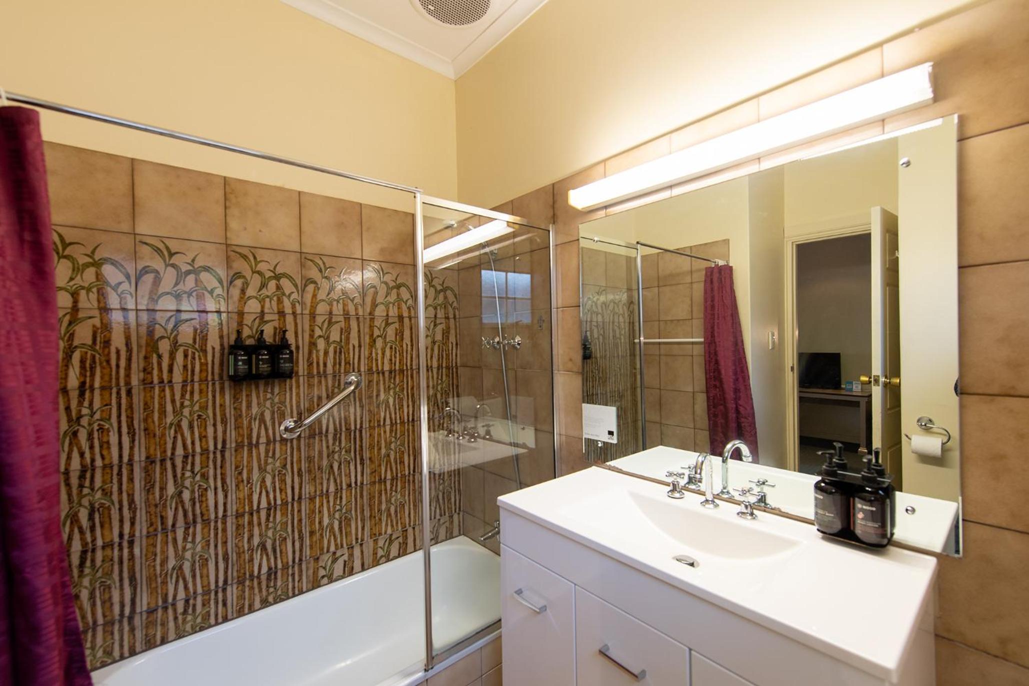 Standard Suite with One King Bed and Two Single Beds - Photo 2