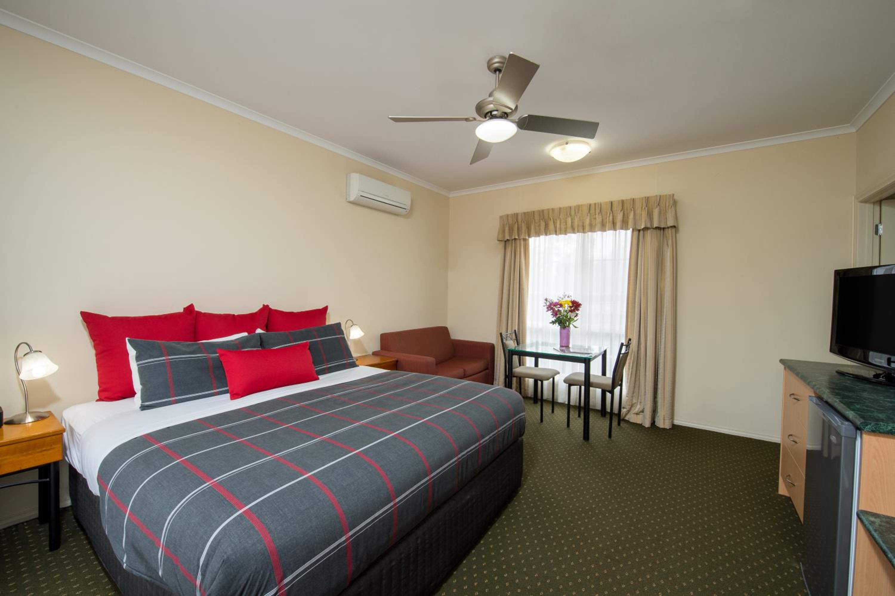 Executive Suite with One King Bed and Sofa - Photo 5