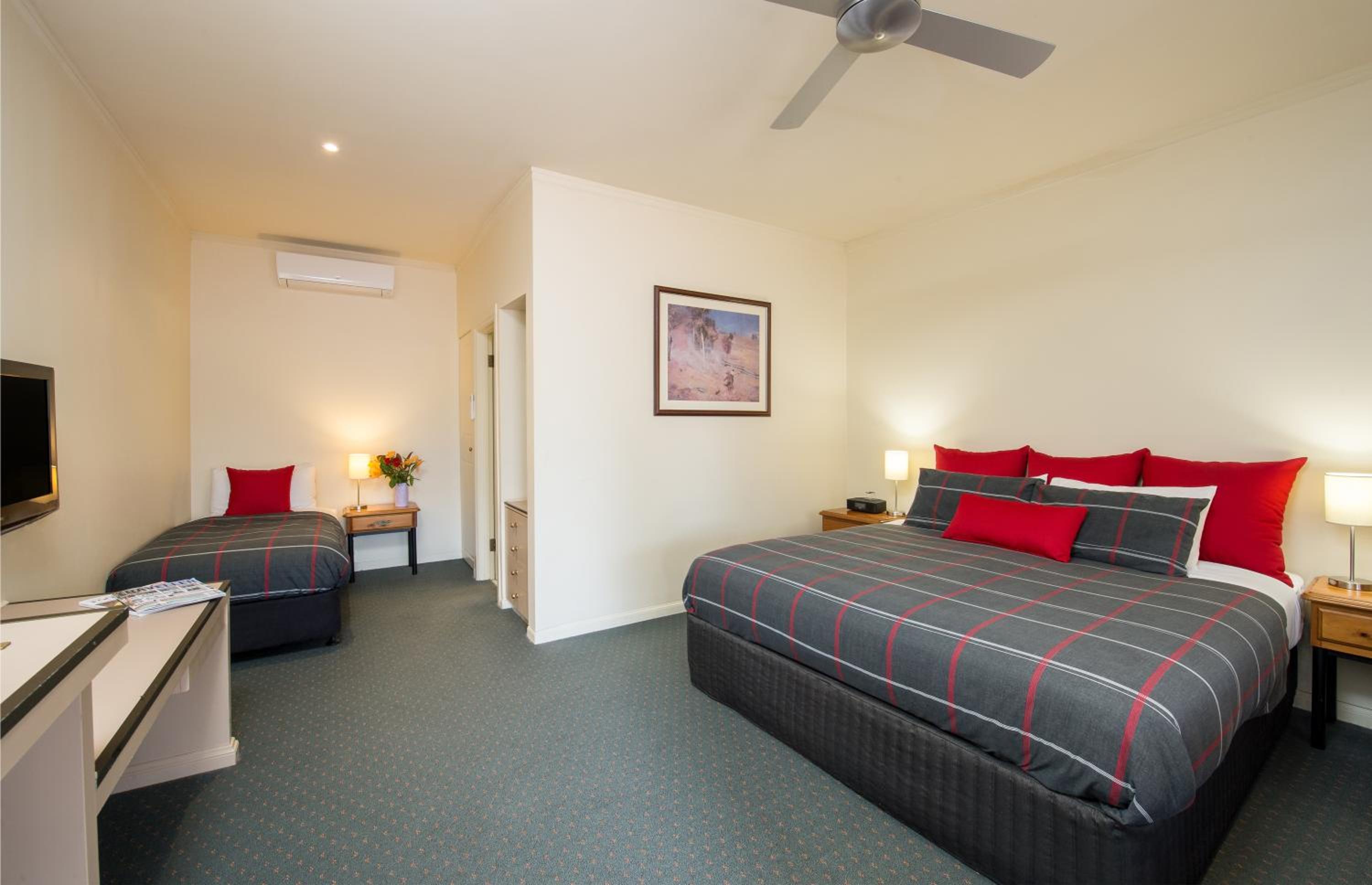 Executive Suite with One King Bed and Sofa - Photo 4