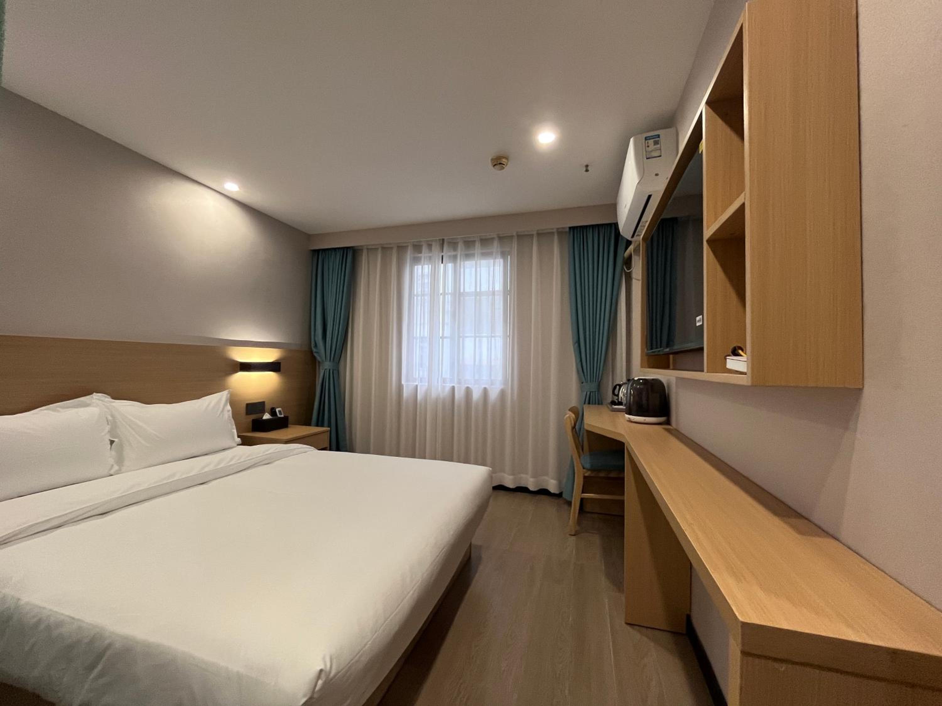 Standard Queen Room