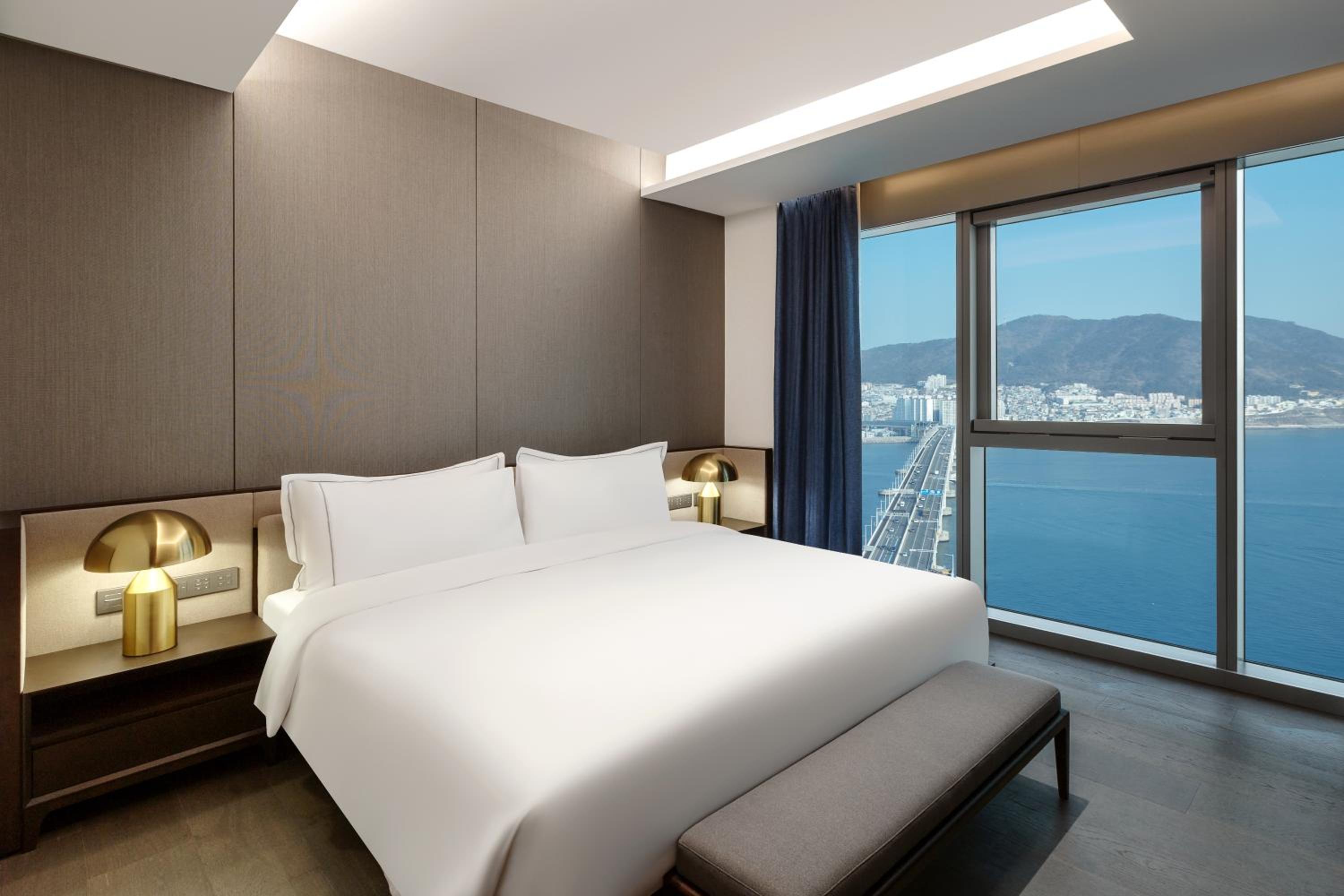 King Suite - Non-Smoking - Photo 3