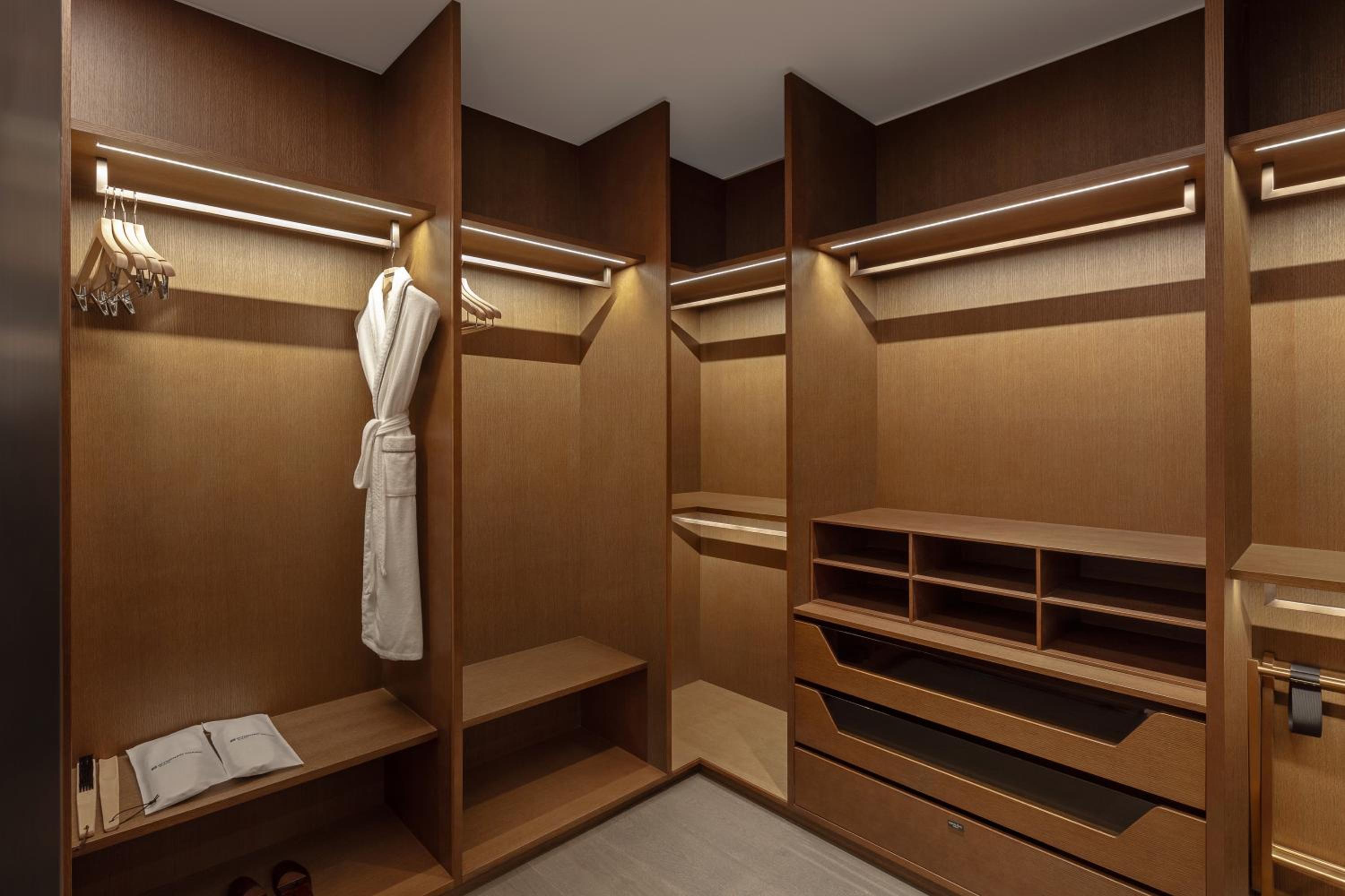 King Suite - Non-Smoking - Photo 5