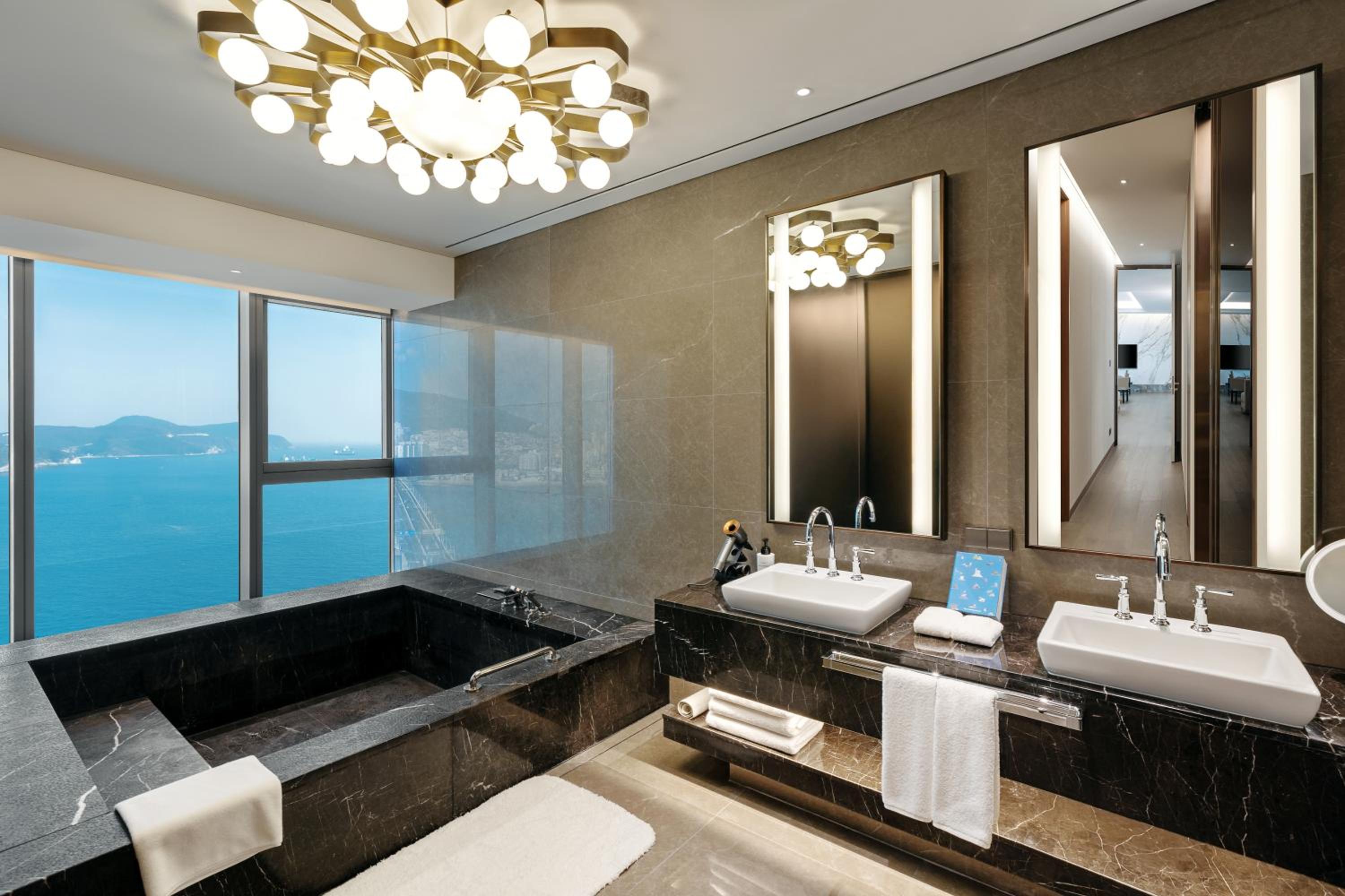 King Suite - Non-Smoking - Photo 4