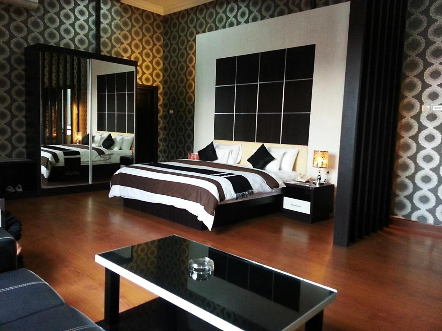 Executive Suite - Photo 1