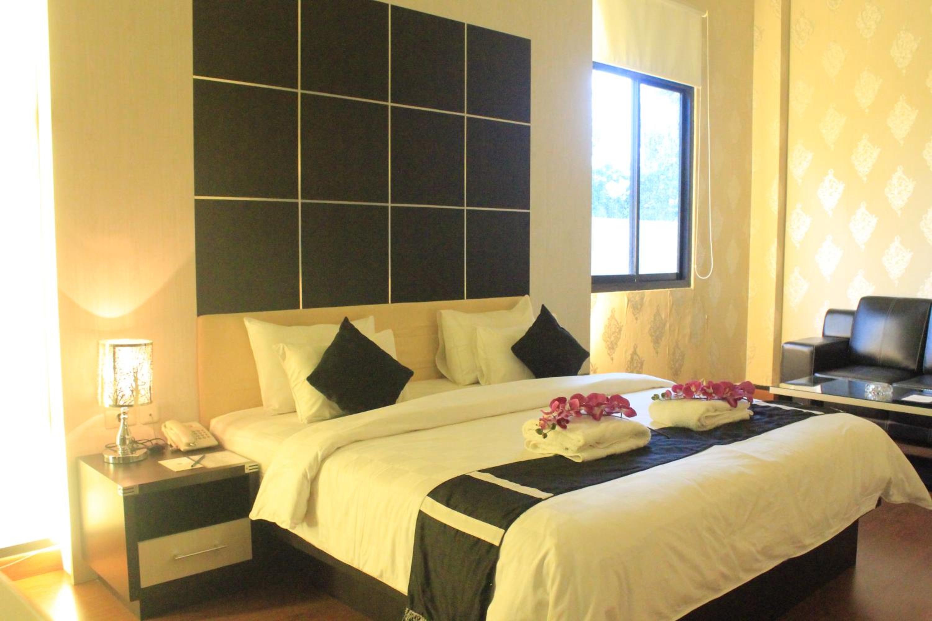 Executive Suite - Photo 6